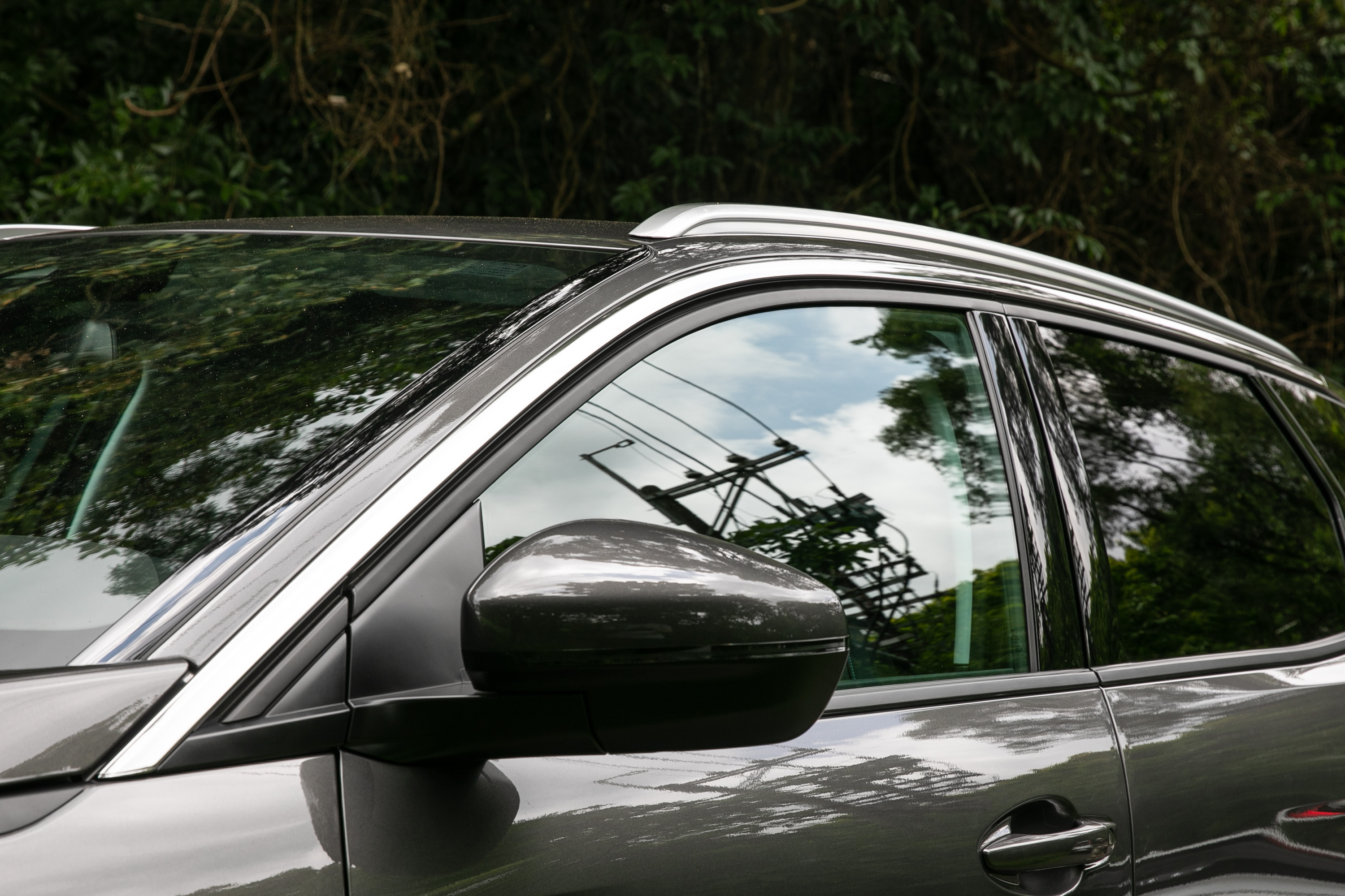 除了車色鈑件以外,外觀上更運用了黑色、鍍鉻與霧銀等塗裝配色,增加視覺層次。