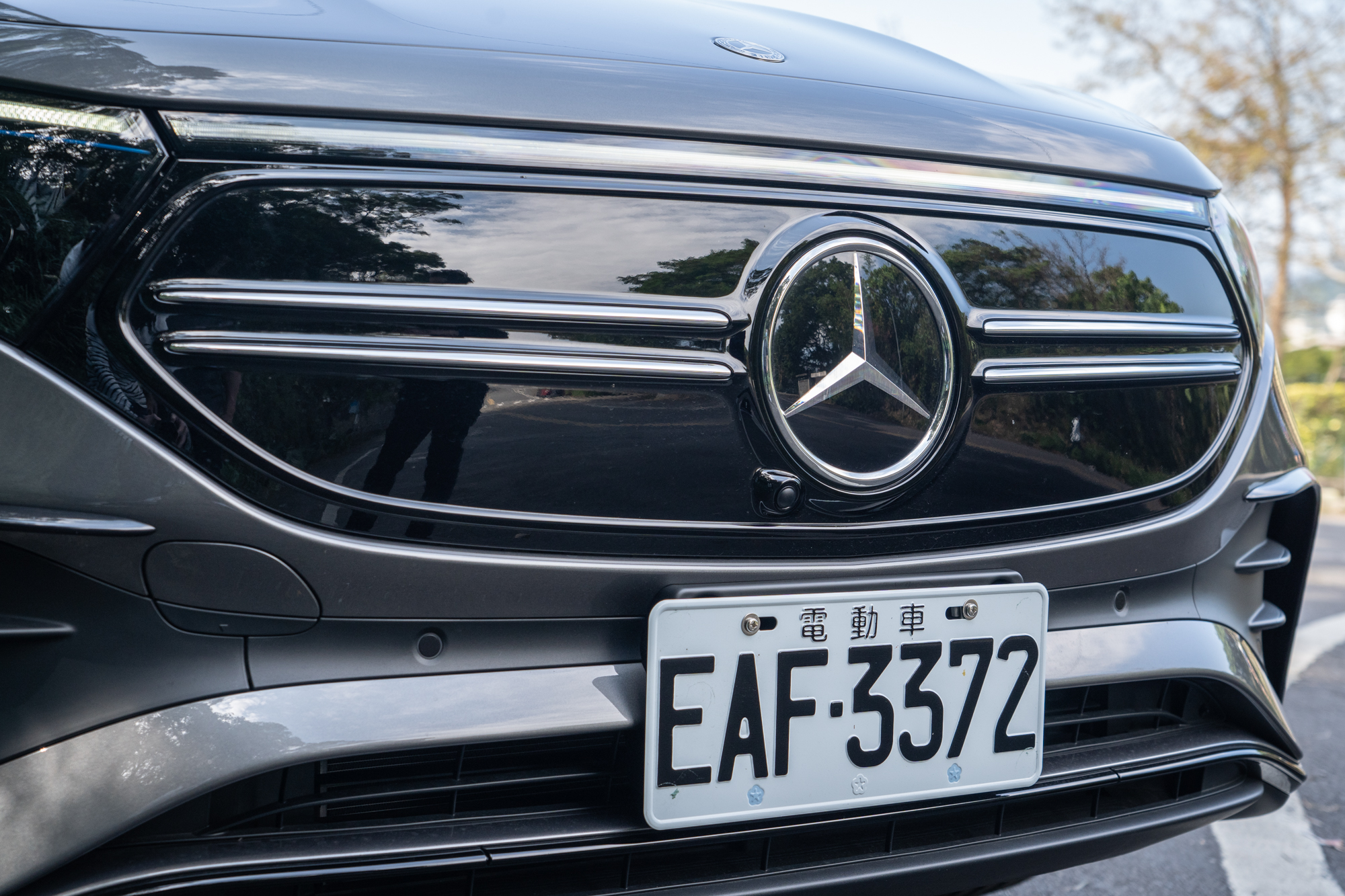 試駕車款選配 AMG Line 套件,因此夜幕型水箱護罩多加了兩道亮銀雙柵設計。