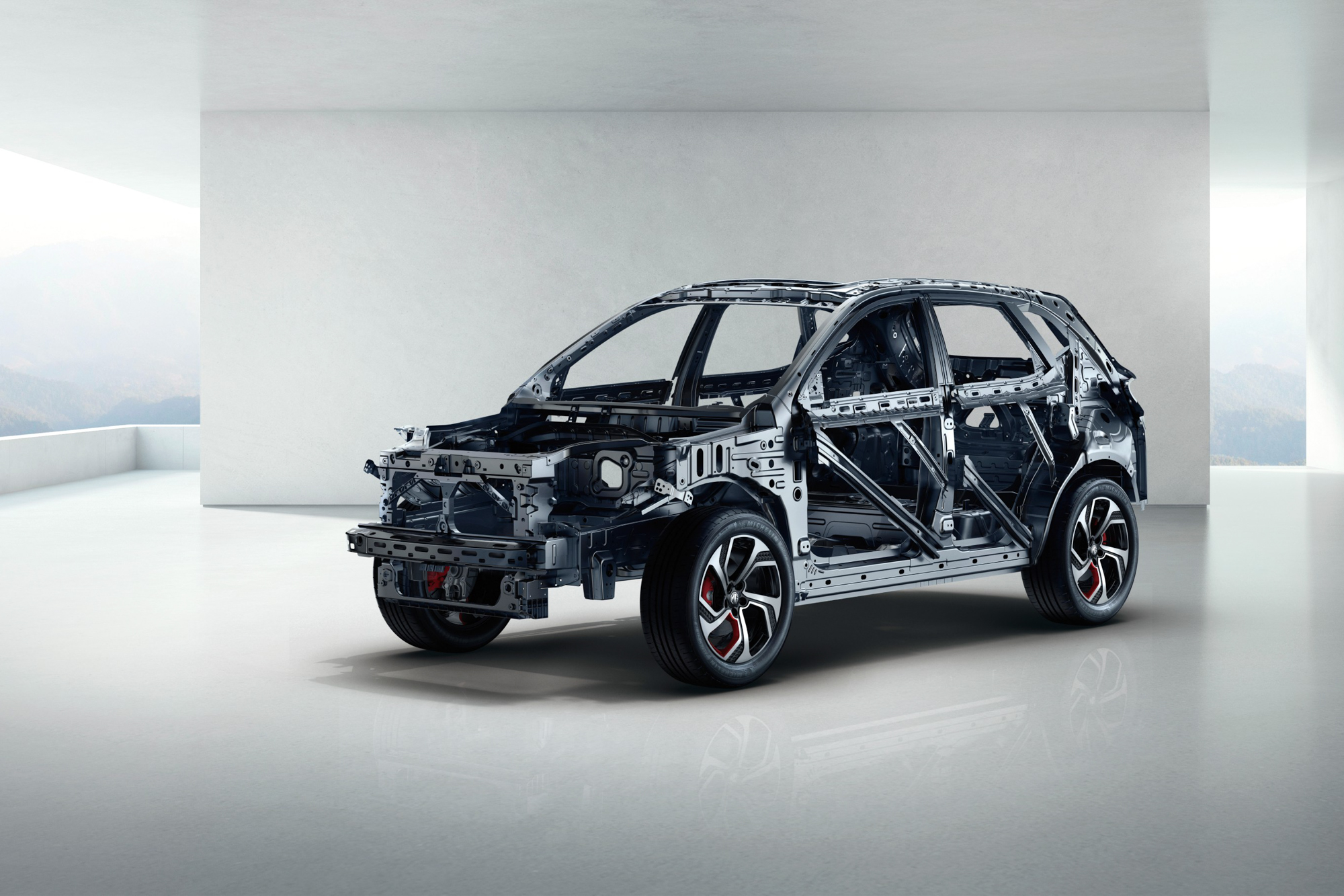 MG HS 車系除了 A、B 柱等重點結構採用 1500MPa 以上超高強度鋼材,四門均以斜列防撞鋼樑設計提升剛性與碰撞強度、。