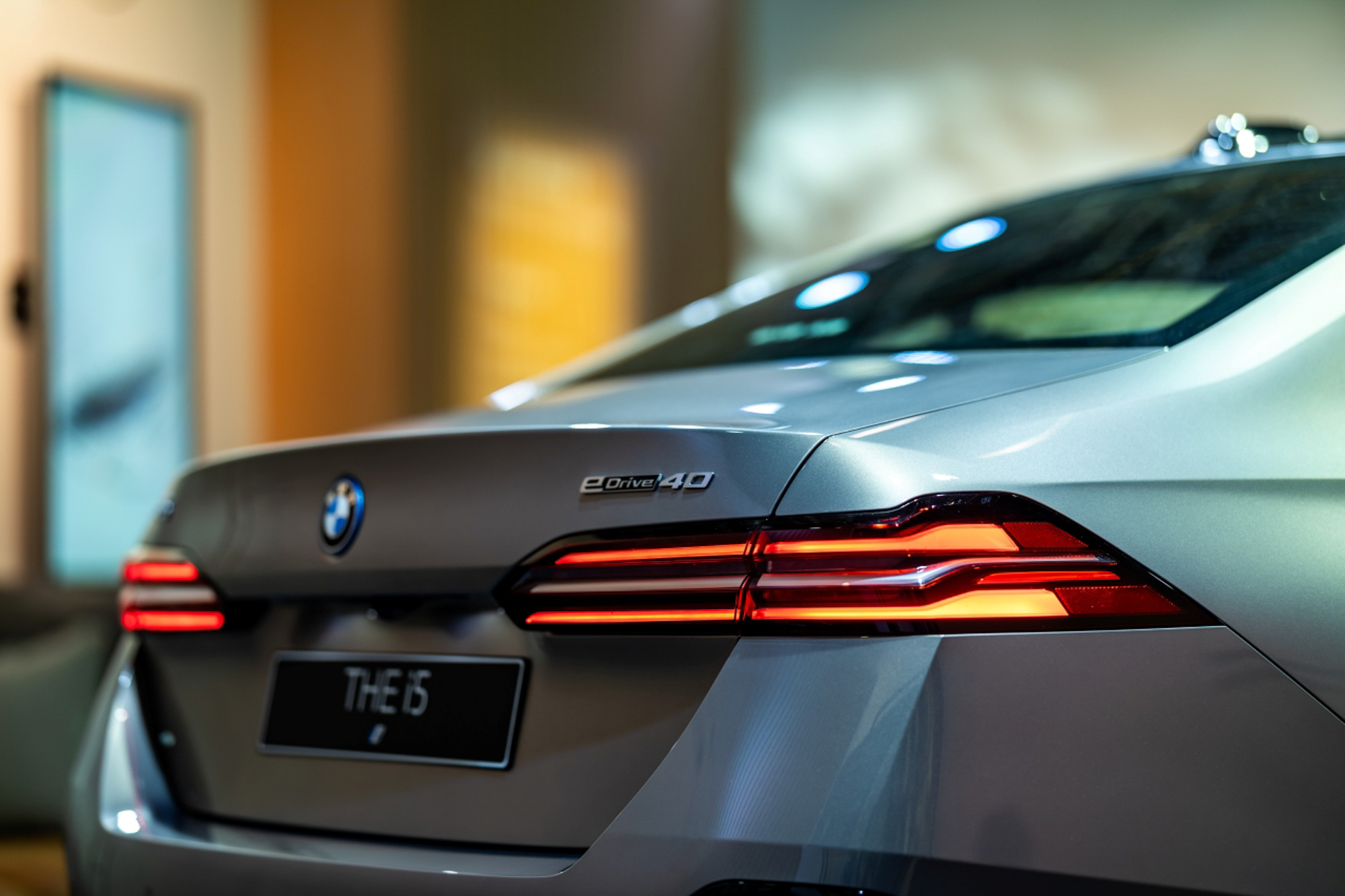 擁有達到5米旗艦級距的5,060mm車長,以絕佳車身比例結合極具辨識度的橫幅式3D立體LED尾燈與立體造型後下擾流設計,大幅強化運動性能氣息。