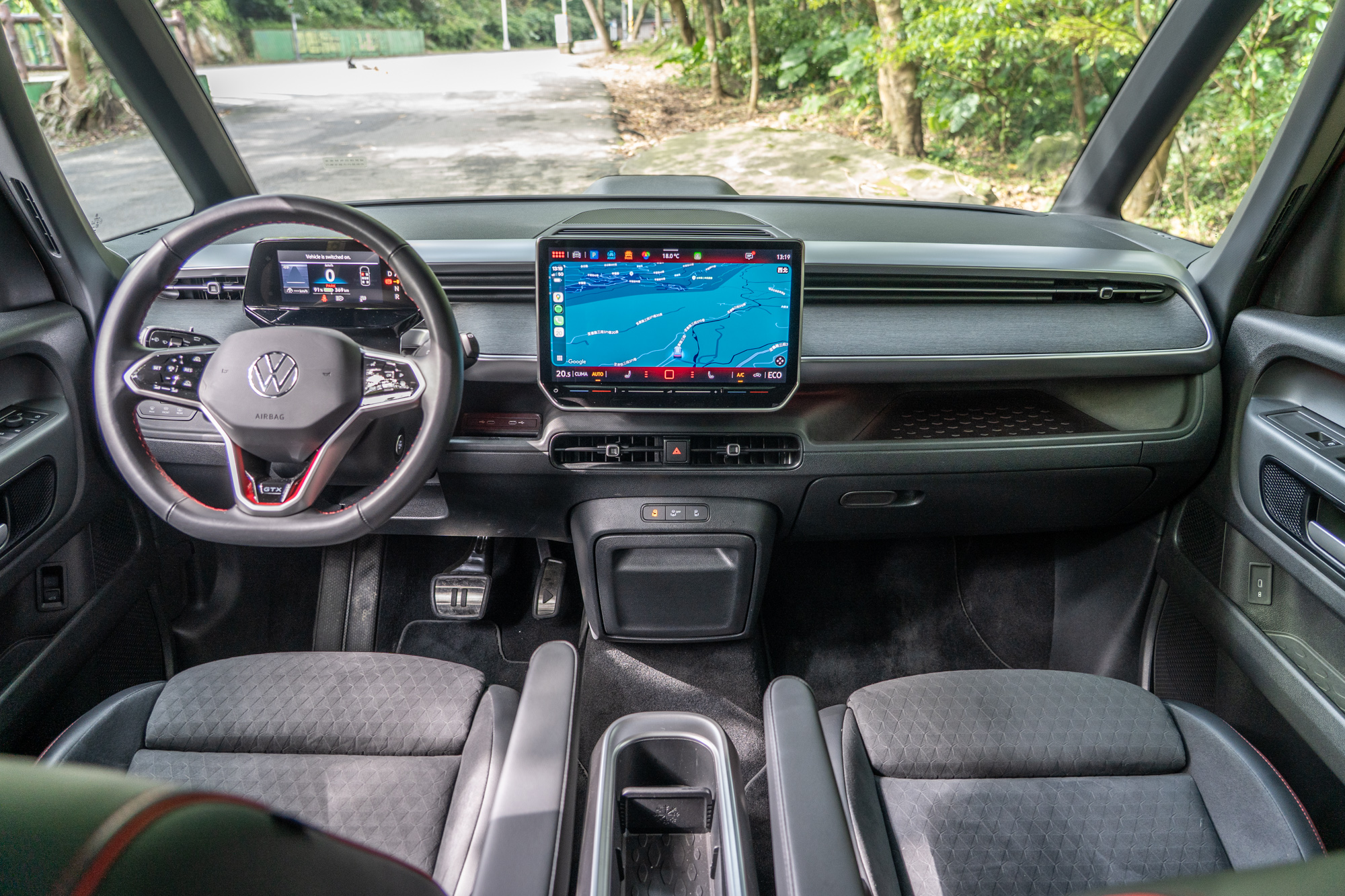 駕駛艙透過全邏輯數位化儀表板與12.9吋車機的整合，控制介面變得相當簡潔與工整。