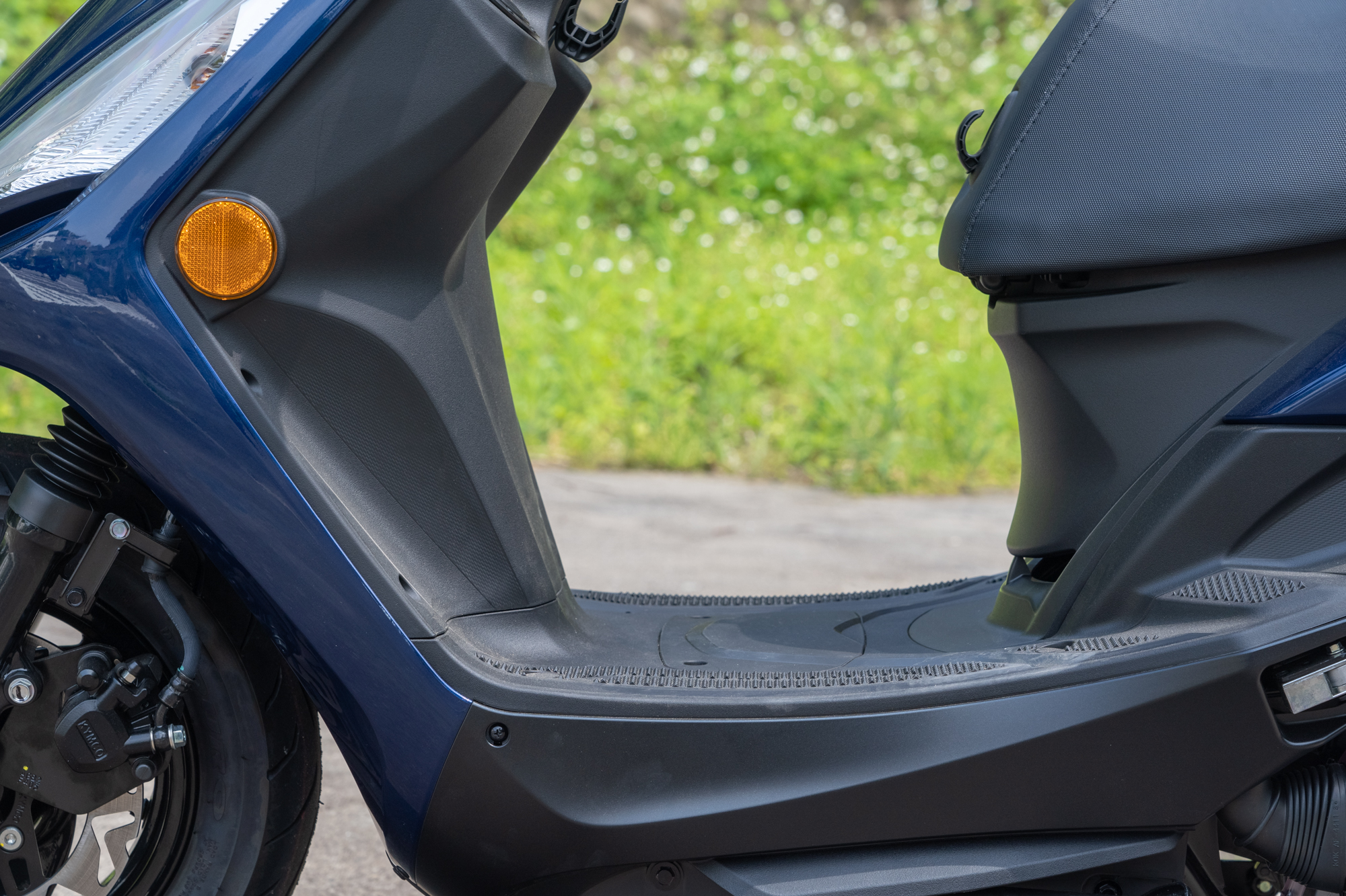 250mm 的前置腳空間對於放置物品相當便利。