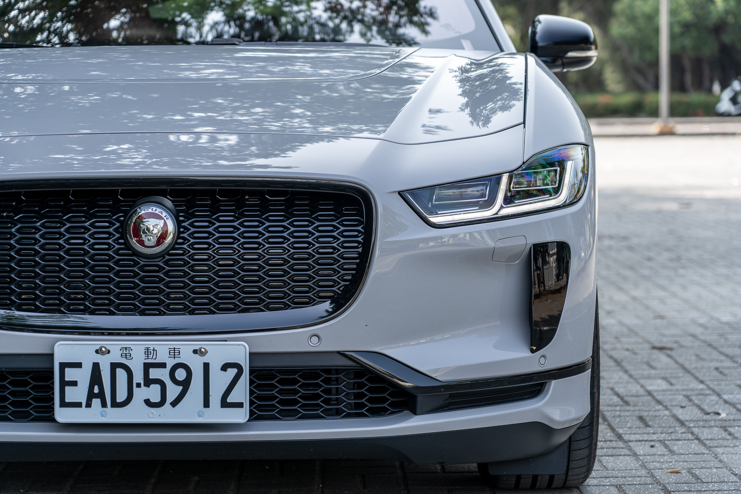 承襲自 C-X75 概念跑車的設計元素,將其挪用至 I-PACE 對於 Jaguar 而言可以說是當大膽的嘗試。