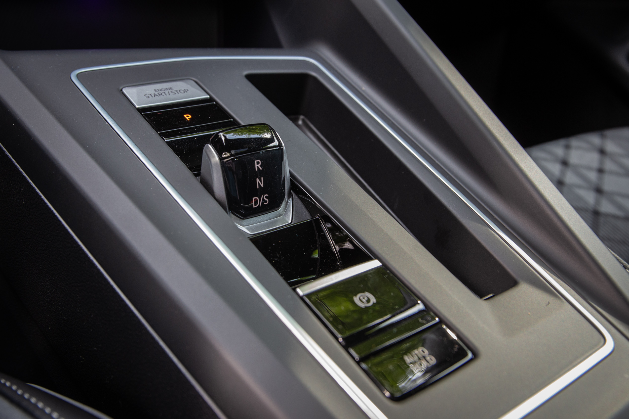 首度搭配線傳式排檔設計,變速系統仍為 DSG 七速雙離合器自手排變速箱。