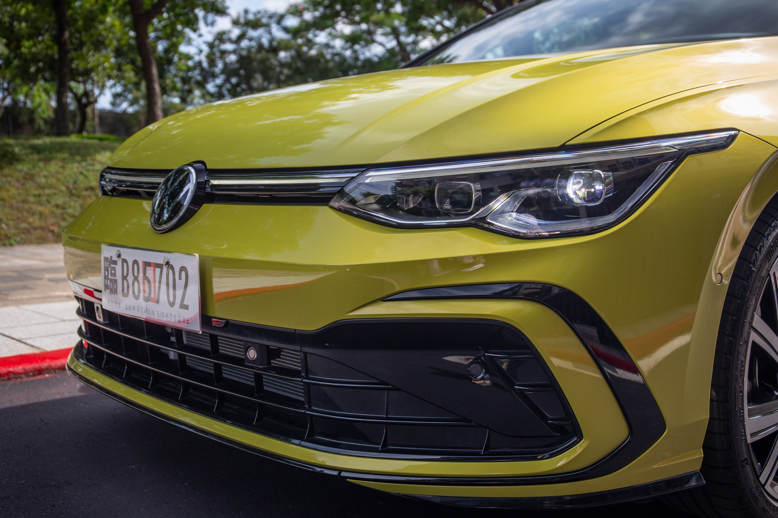 水箱罩連貫式 LED 定位燈要 280 以上車型才有。