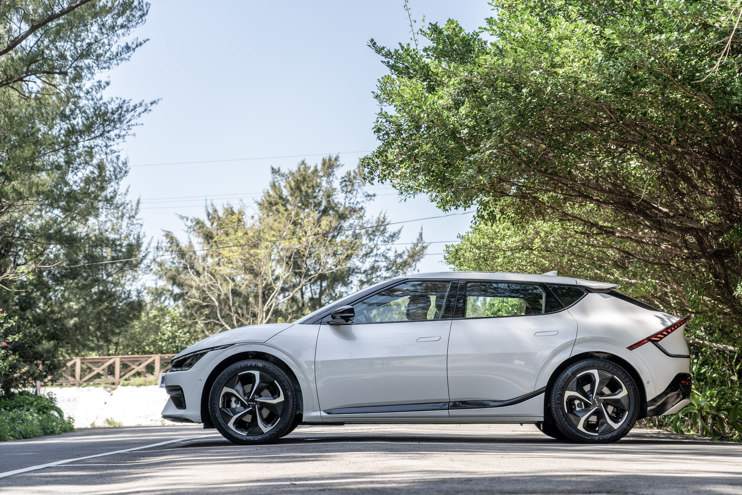 GT-Line 車型與一般 Air 車型最大的不同在於空力套件的裝配有無;此外,輪拱也設定為與車身同色,造就出較為跑格、低扁的視覺效果。