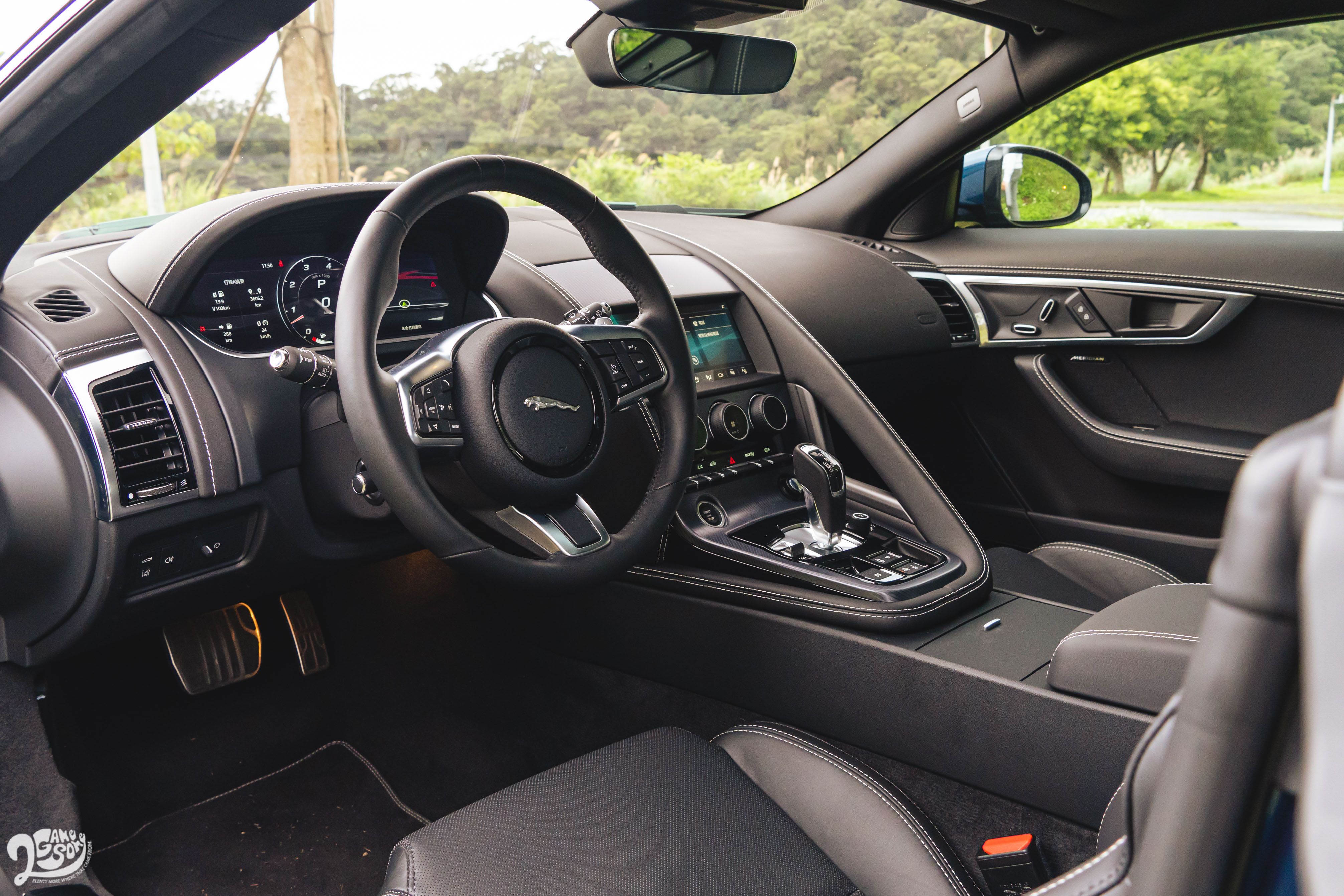 F-Type P450 標配皮革內裝套件。