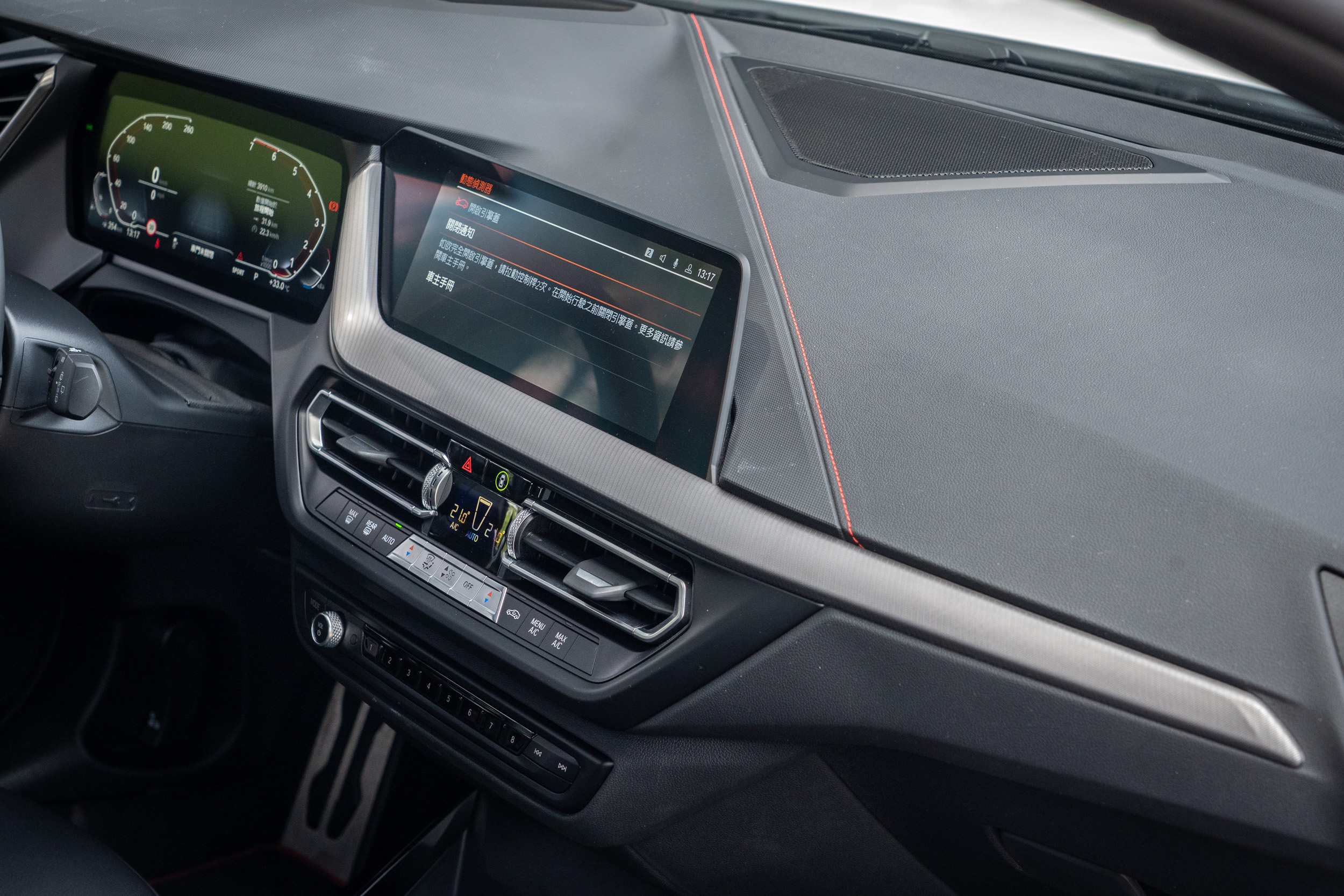 Vernasca 真皮內裝鋪陳搭配專屬縫線,營造不俗的質感與特殊性。