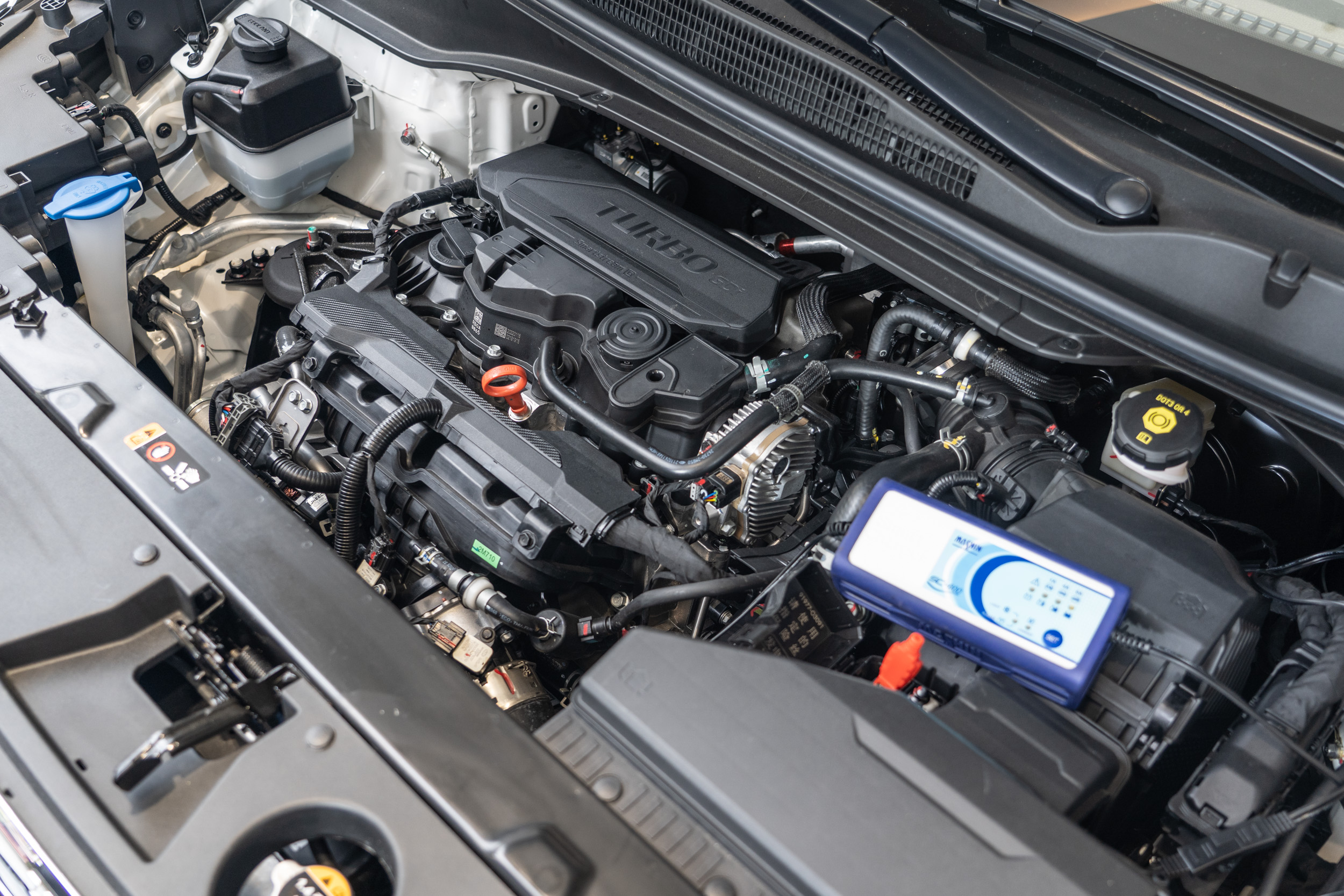 初期國產的 Custin 車型搭載 1.5 升渦輪增壓汽油引擎,具備 170ps / 25.8kgm 輸出表現。