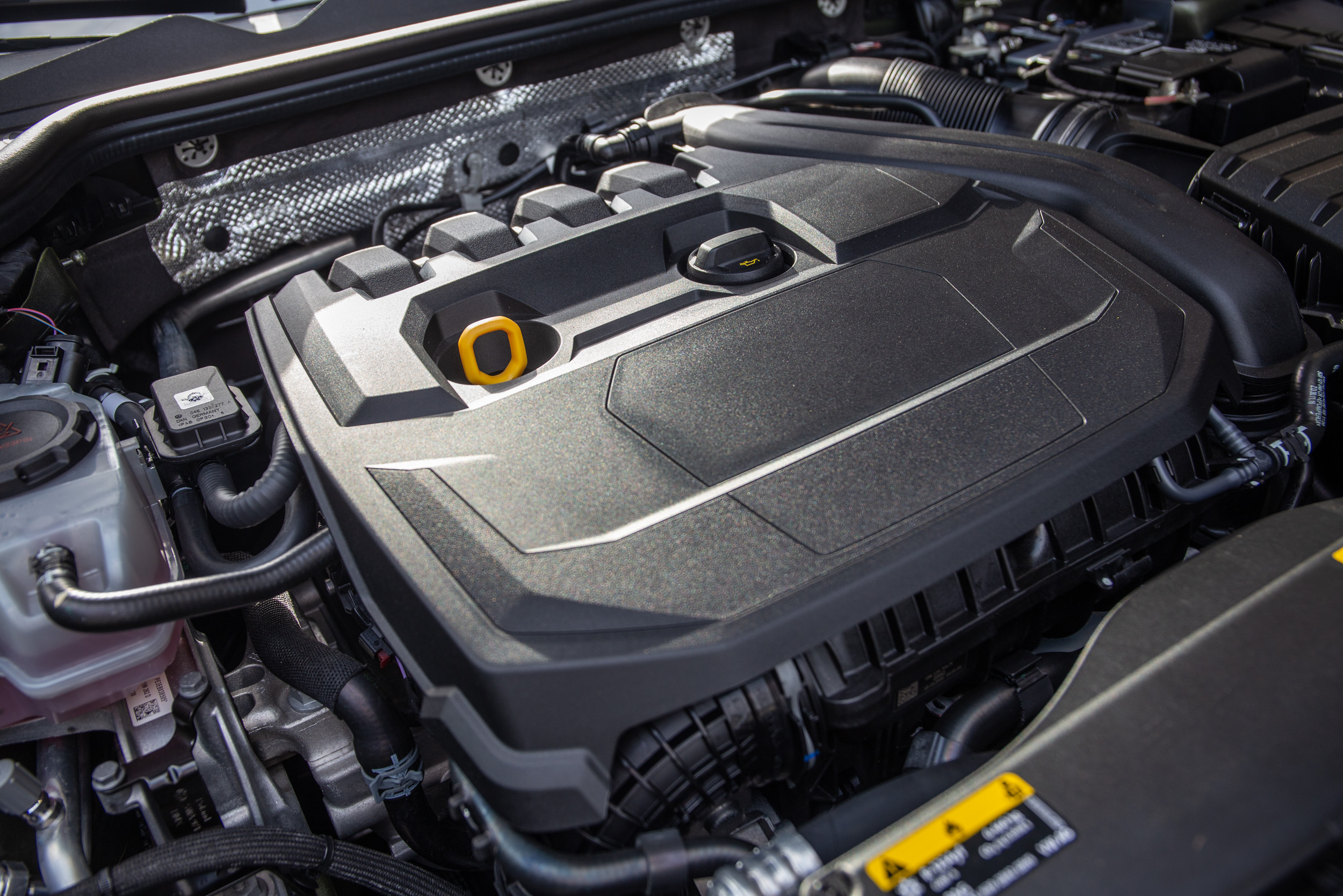Golf 280 eTSI R-Line 搭載 1.5 升渦輪增壓直列四缸汽油引擎，具備 150ps / 5000~6000rpm 最大馬力與 25.5kgm / 1500~3500rpm 最大扭力輸出。