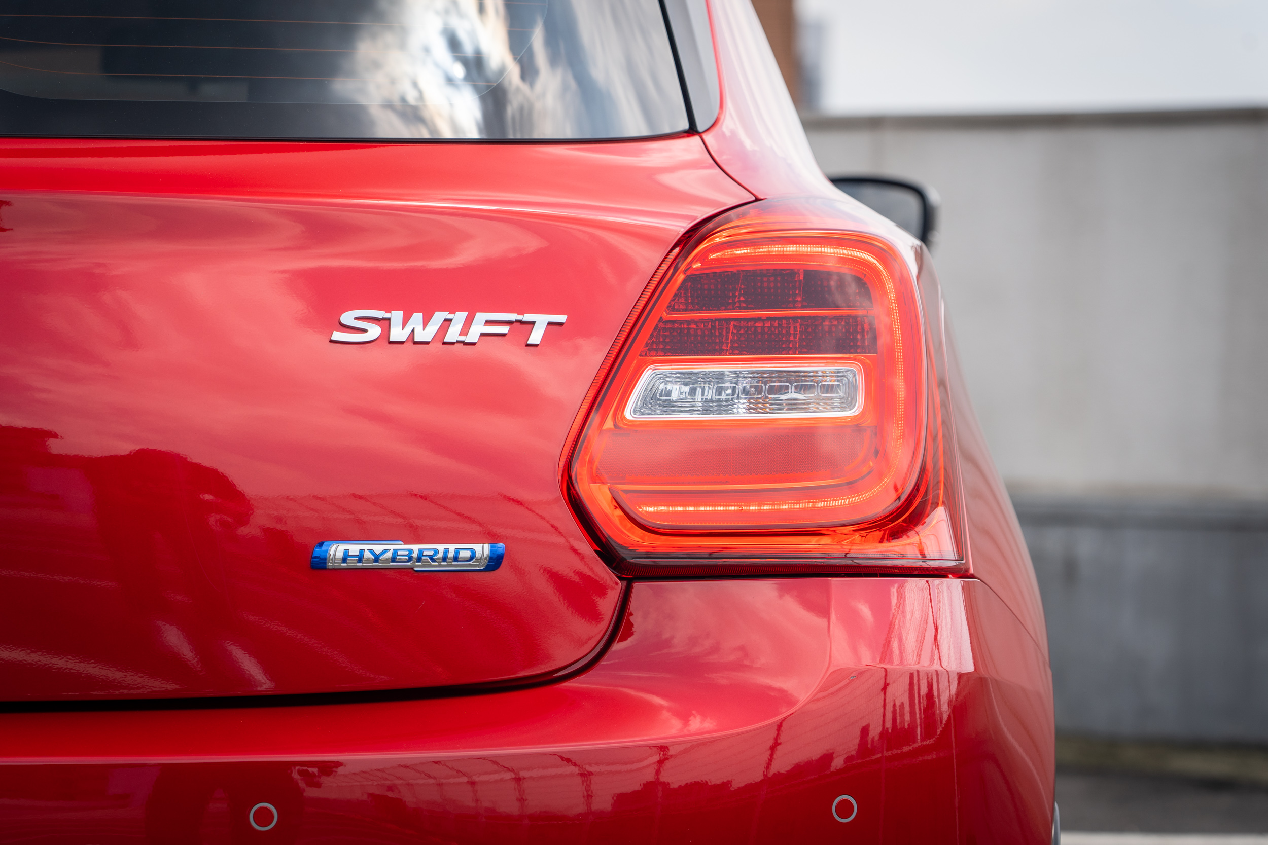 歸因於油電轉換後的 Swift 在造型差異上甚小；Hybrid 徽飾可以說是少有能夠辨別車輛差異的方法。