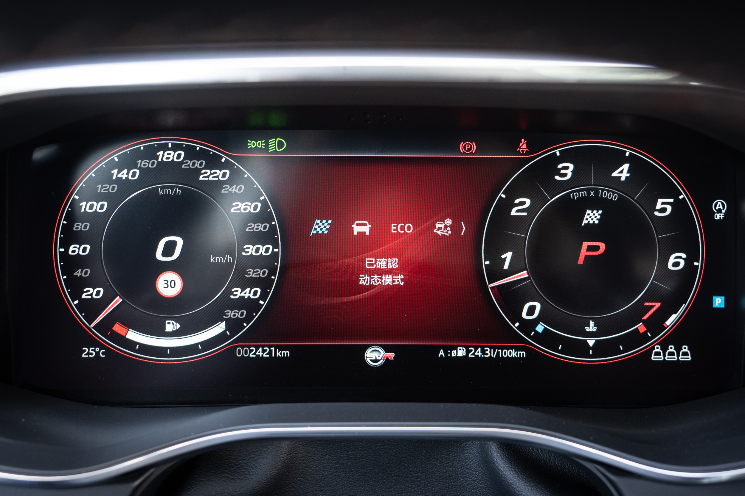 12.3 吋數位儀表板,透過多功能方向盤控制,但操作反應仍不算快。