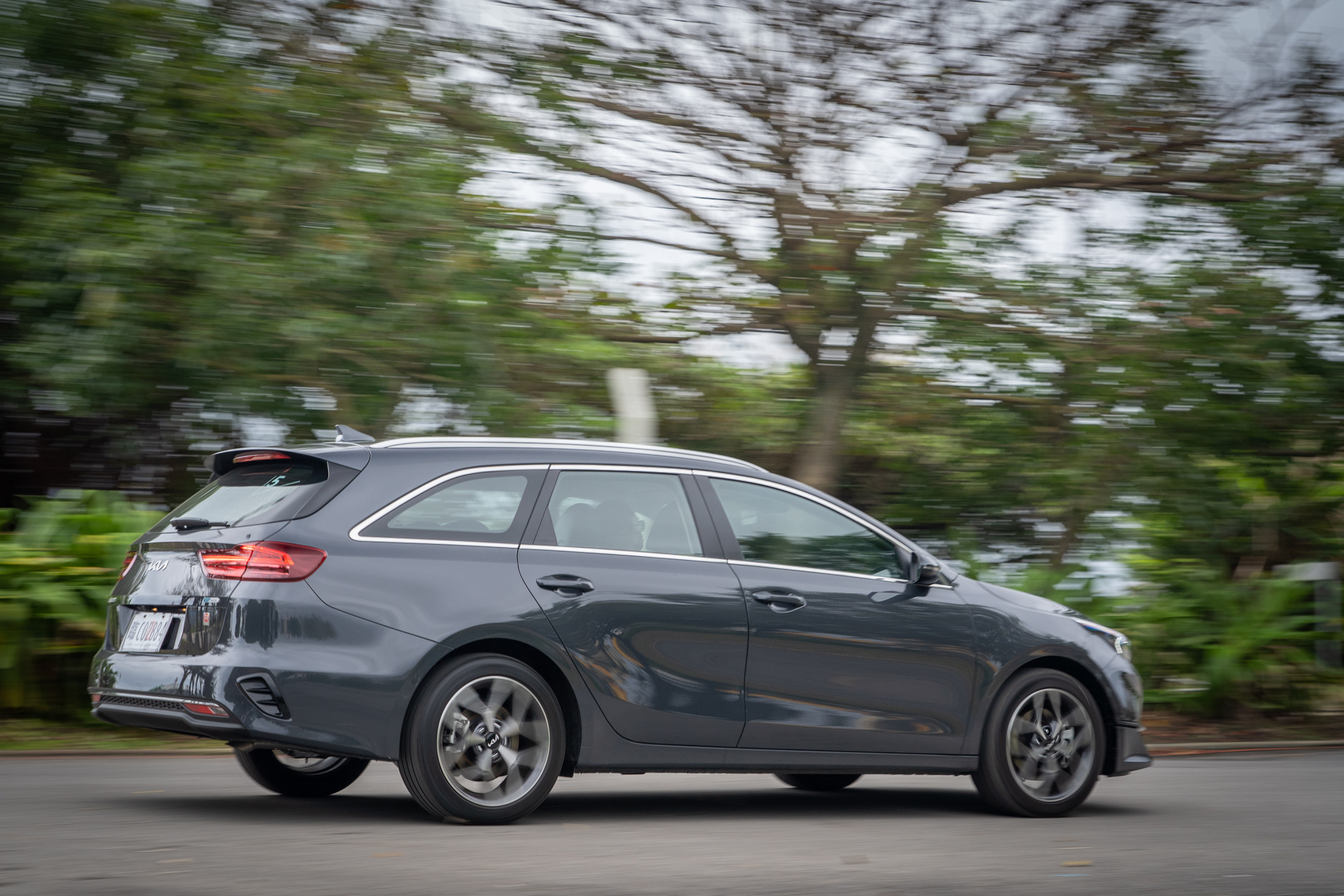 除了有貼近歐風且多了些韌性與舒適度的底盤回饋感受以外,改款後的車身上部隔音表現也有所提升。