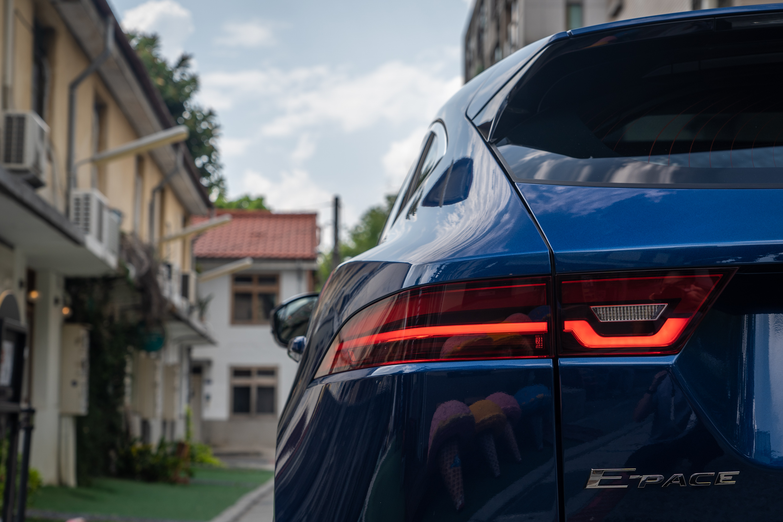 導入賽道概念的尾燈燈型,方向燈為動態指示呈現。