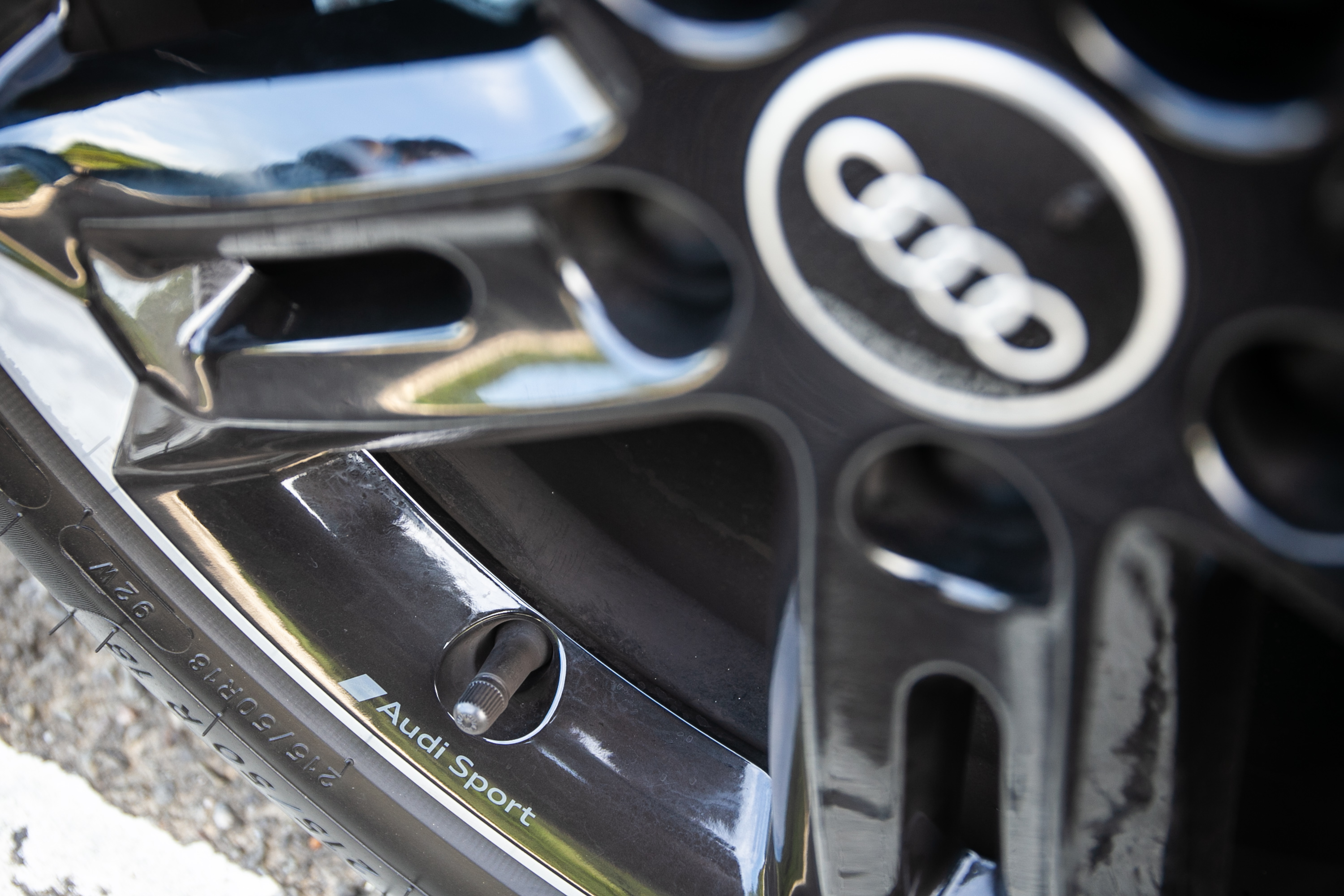 鑄造鋁合金輪圈上的 Audi Sport 字樣。