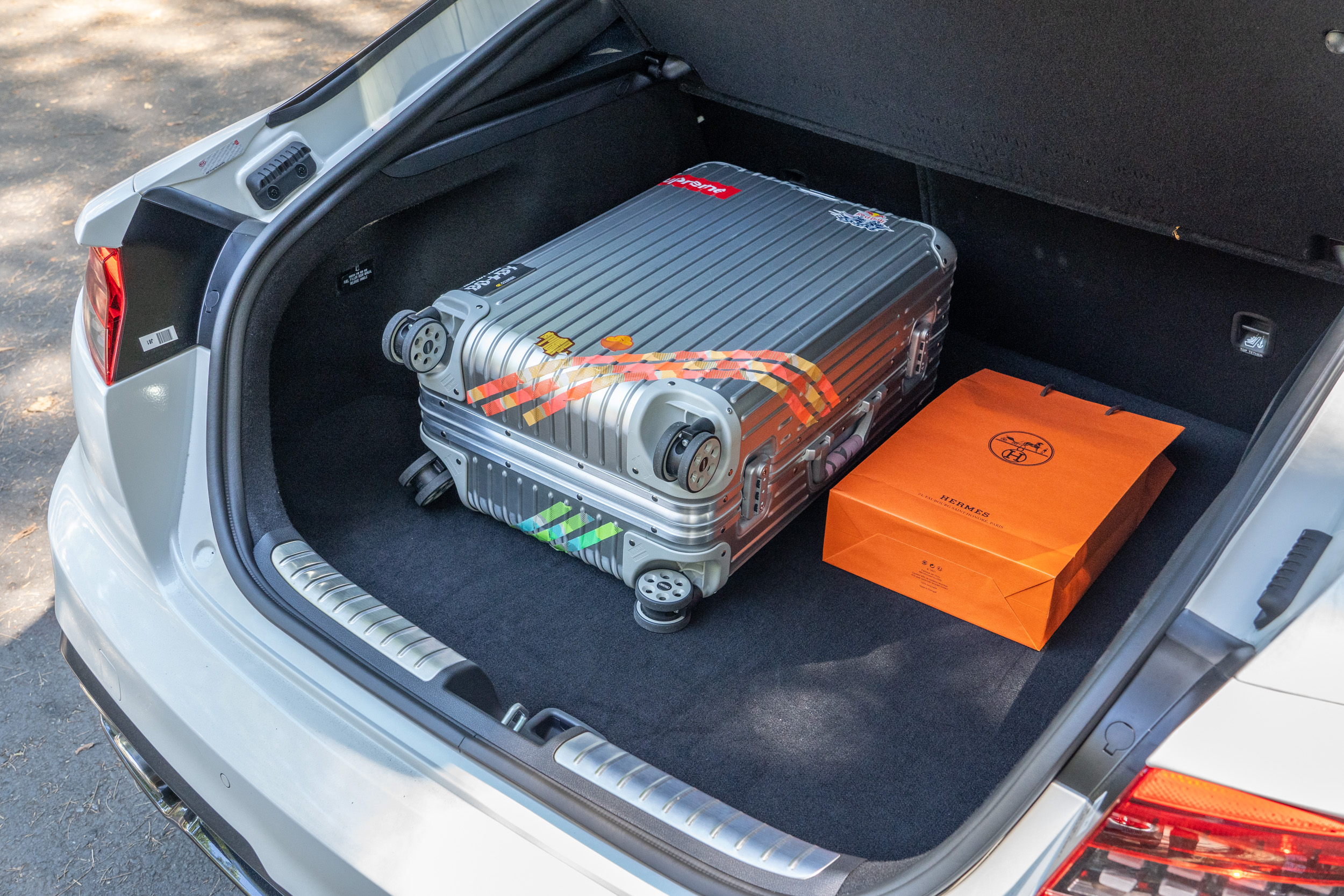 標準乘坐狀態下後廂容積為 406 公升,後座椅背傾倒後可擴充至 1114 公升,放置兩人三天兩夜的行李綽綽有餘。