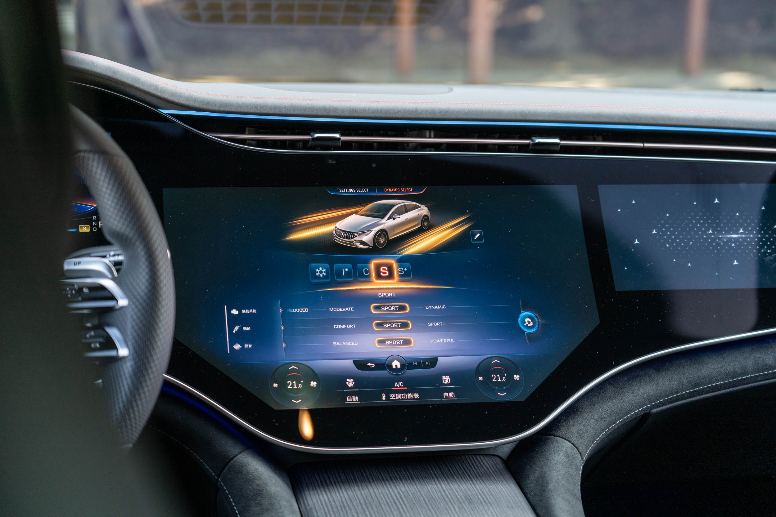 中央為 17.7 吋 OLED 觸控螢幕,是三具螢幕當中尺寸最大的一具,基本上所有車載功能都能透過此進行操作。