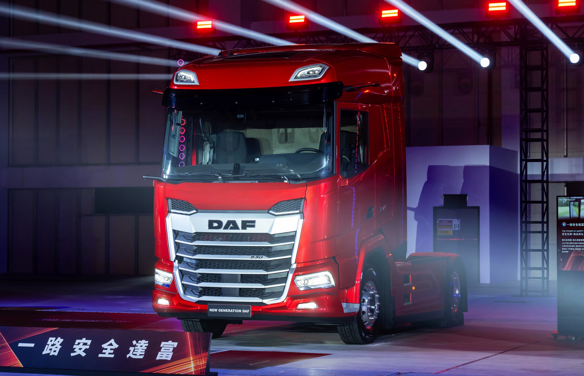 新世代DAF除了最佳化空氣動力學車廂，還導入新世代PACCAR MX高效引擎、第二代TraXon自手排變速箱、新款後軸、以及全車輕量化，整體省油10%。