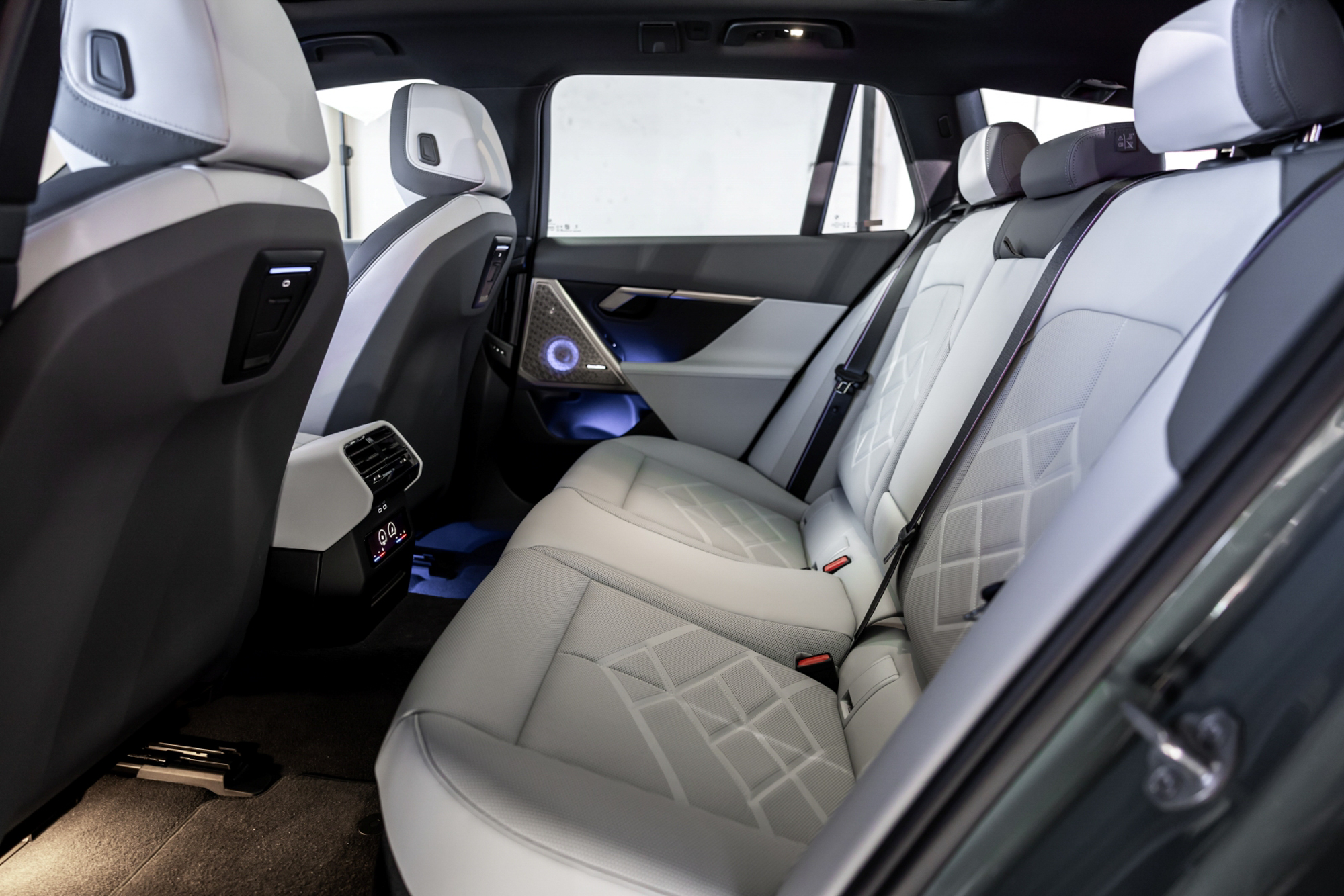 更為放大的車身尺碼以及達到2,995mm的軸距表現，結合豪華型四區恆溫空調含後座冷氣出風口與全景式玻璃車頂，為i5 Touring帶來開闊感十足與舒適愜意的乘坐空間。