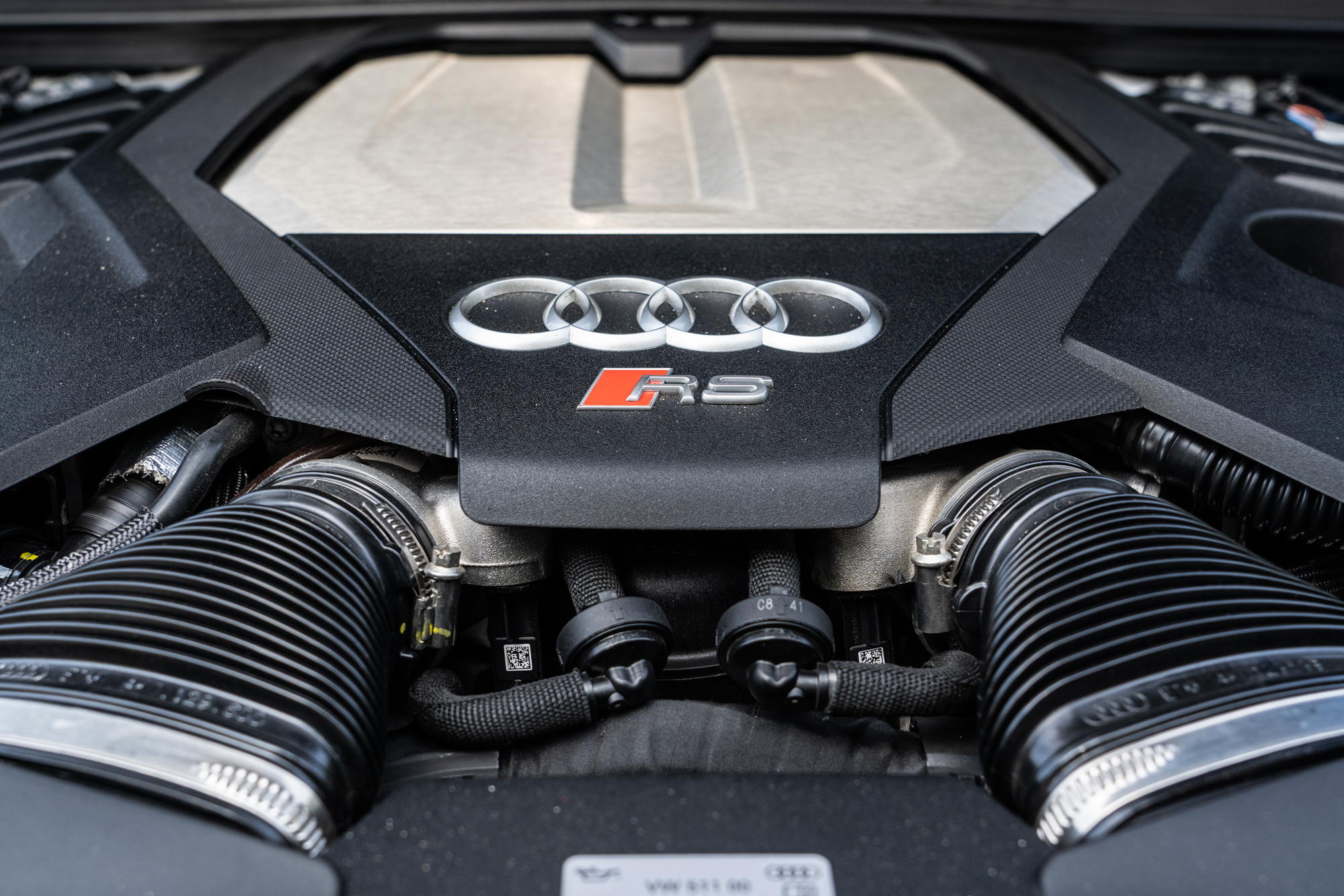 4.0升雙渦輪增壓V8汽油引擎加上48V輕型複合動力系統具備630hp/850Nm動力輸出,48V系統可額外提供11hp馬力輔助。