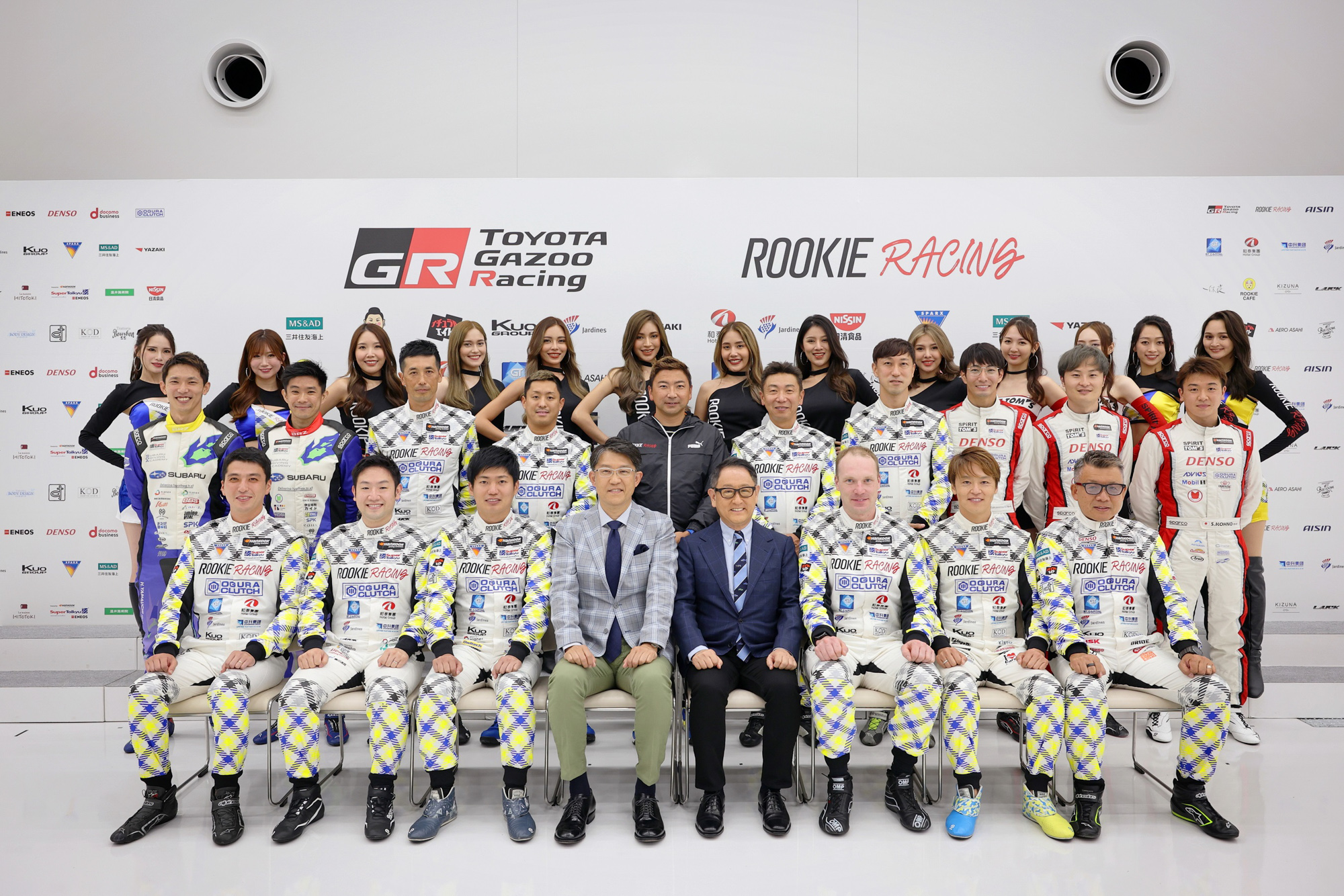 Toyota 社長 - 豐田章男(前排右四)、GAZOO Racing Company 總裁 - 佐藤恒治(前排左四) 與 ROOKIE Racing 車隊大合照。