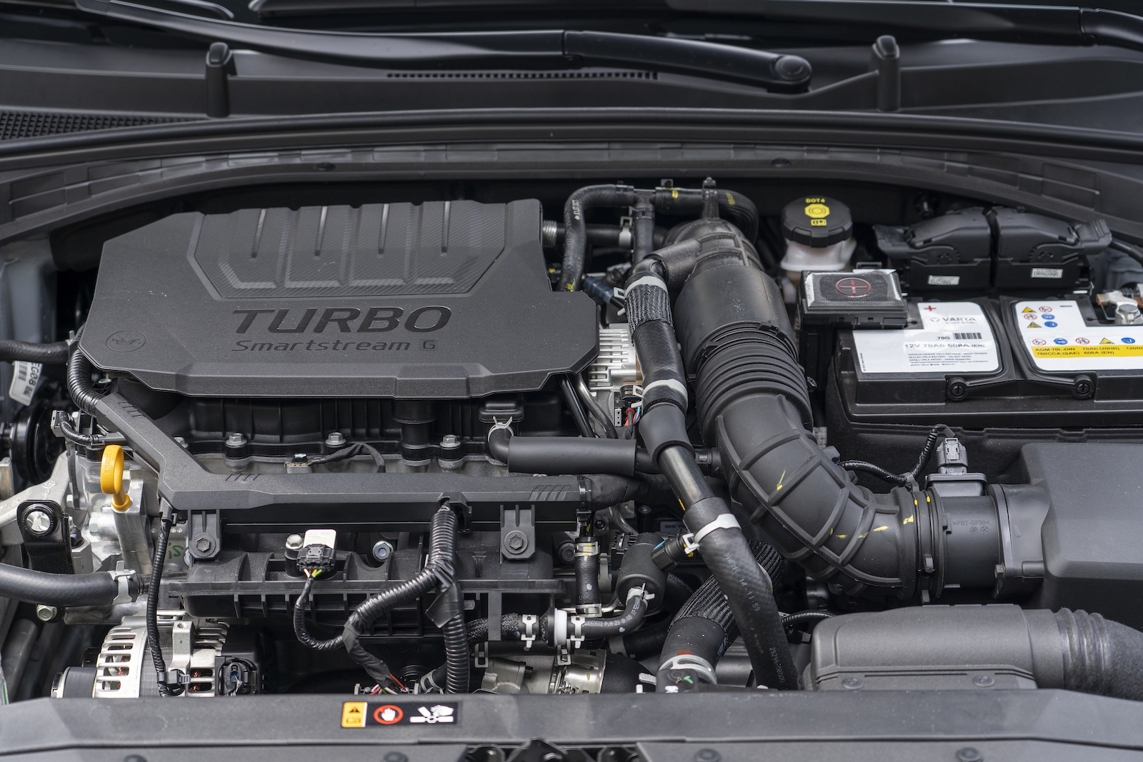 搭載 1.5L Turbo GDi 直列四缸渦輪增壓引擎，可供應 160ps / 25.8kgm 的最大出力。