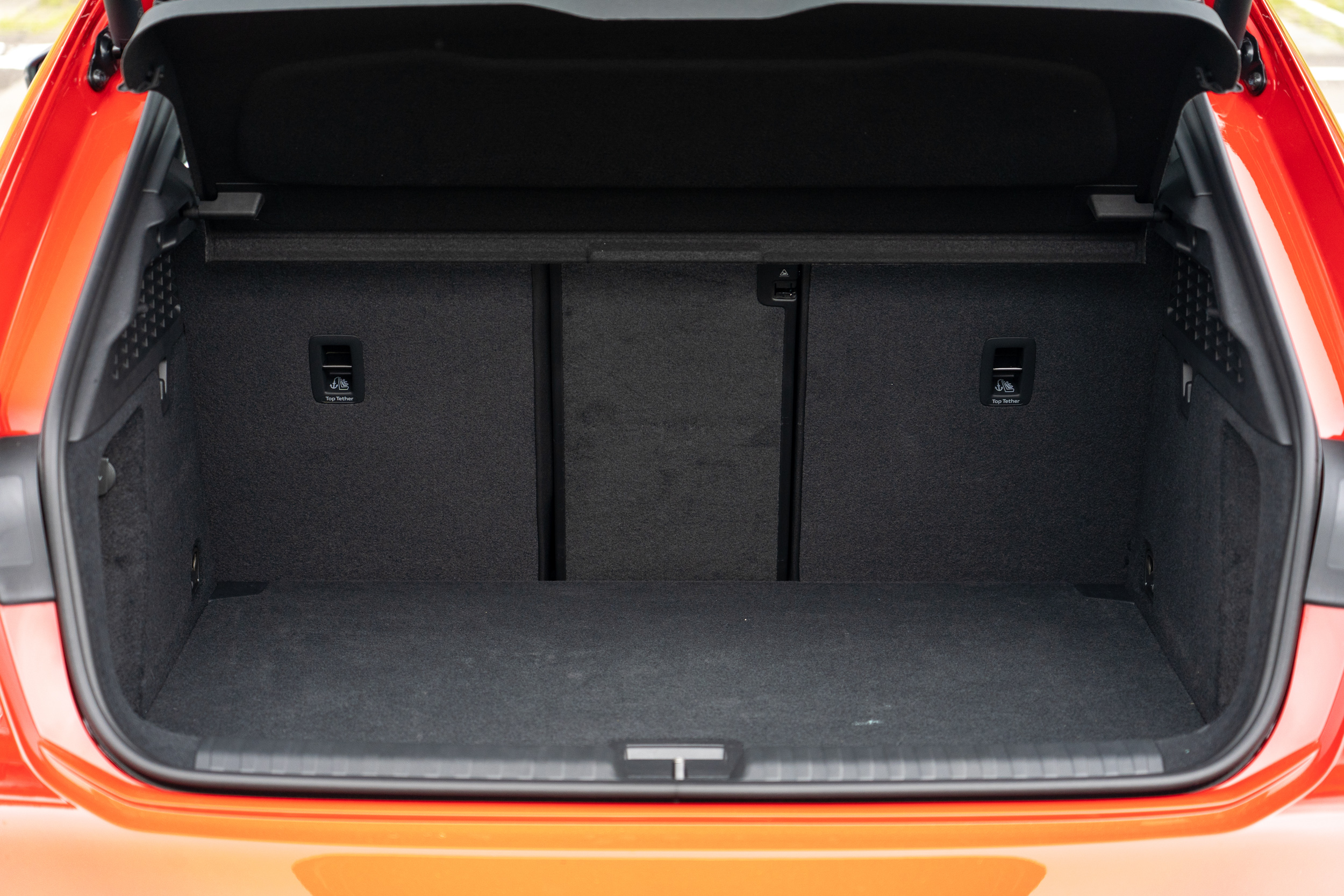 282 公升的基礎置物容積,傾倒後得以擴充至 1,104 公升。