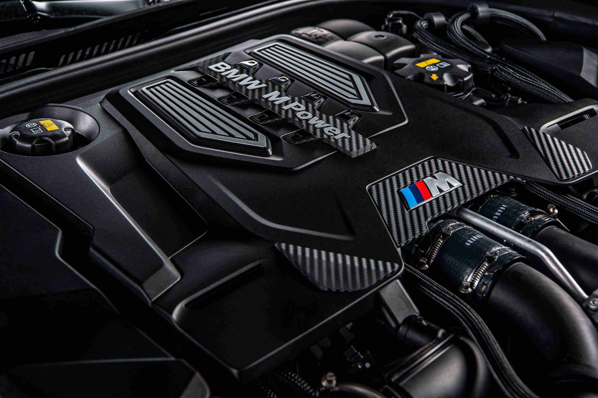 全新 BMW M5 搭載 M TwinPower Turbo S63 4.4 升 V 型 8 汽缸雙渦輪雙渦流汽油引擎，最大馬力達 600 匹德制馬力與 750 牛頓米的強勁扭力輸出。
