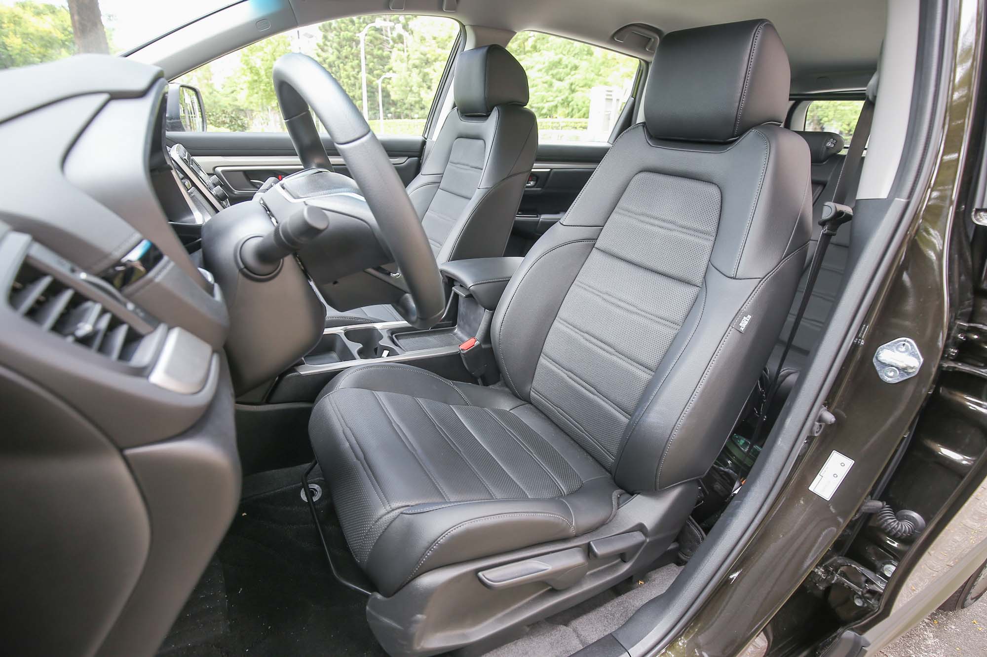 雖然入門 VTi 車型前排座椅為手動調整，但頂規的 S 車型則有同級唯一的左右電動座椅設計。
