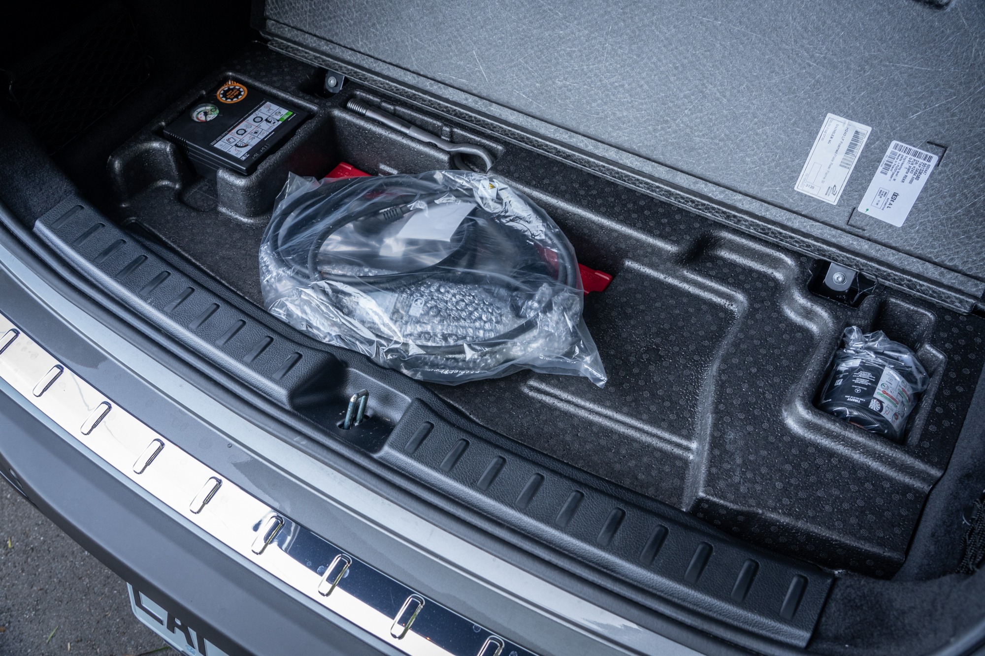 後廂底板下有額外的置物空間,可放置如充電線等配件。