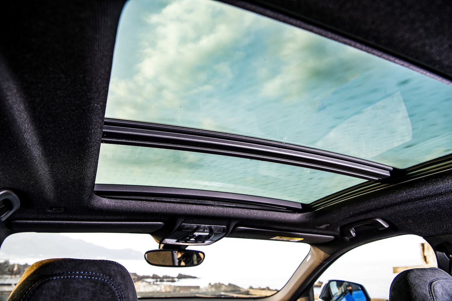 BMW X2 sDrive 20i 領航版升級全景式電動玻璃天窗。