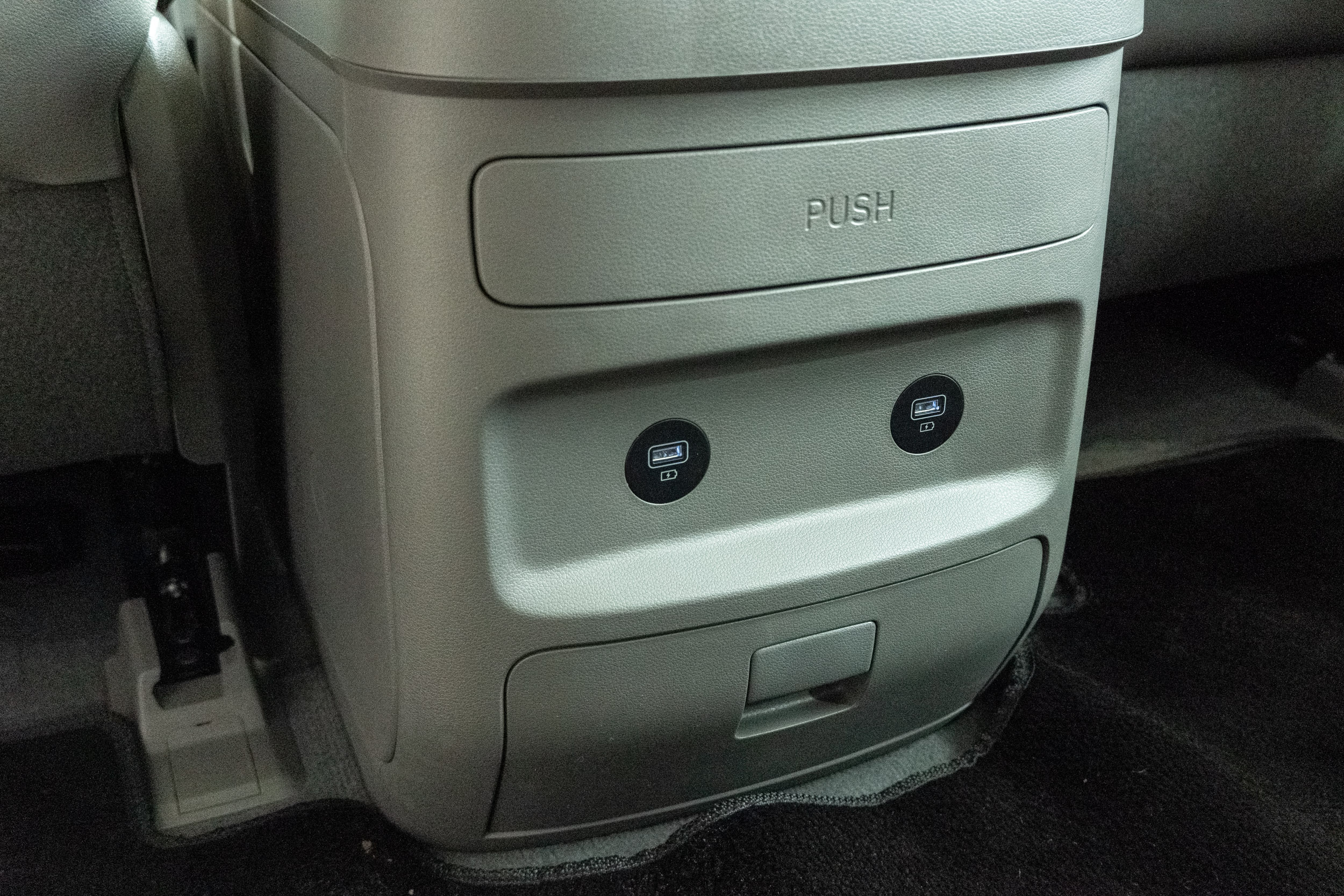 第二排前方的雙充電座。