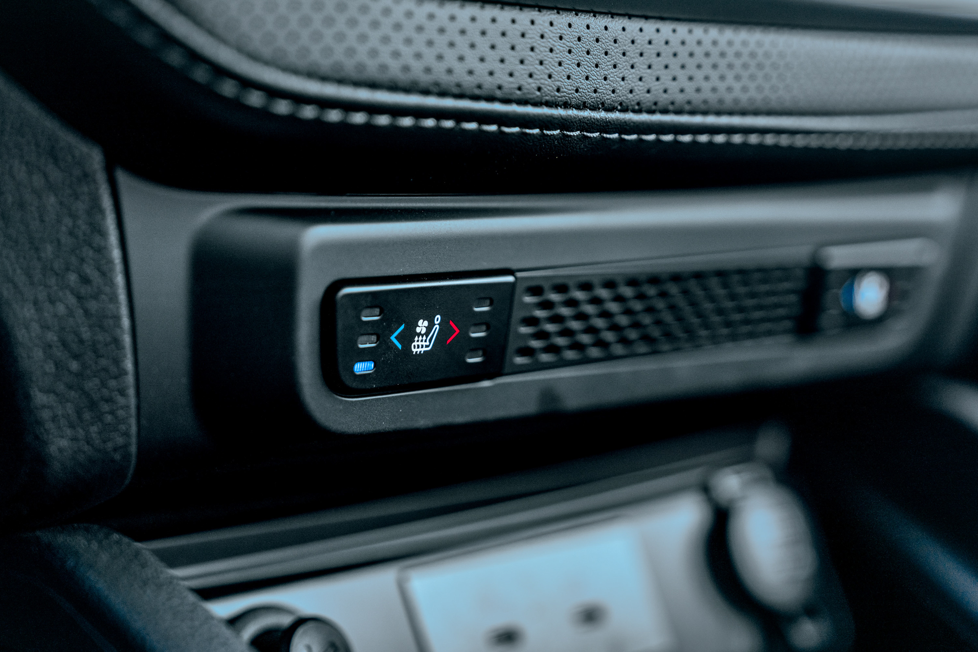 SsangYong Rexton Sports悍將版標配雙前座通風加熱座椅;在潮濕的台灣,通風座椅的需求及使用時機很可能都大於加熱座椅,對於經常參與戶外活動的人可能更有感。