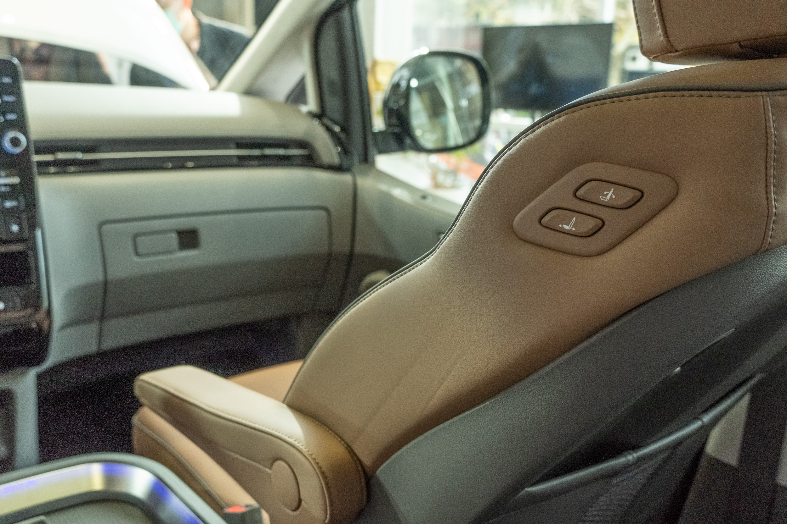 可從第二排控制前座副駕駛的椅背角度與前後位置。