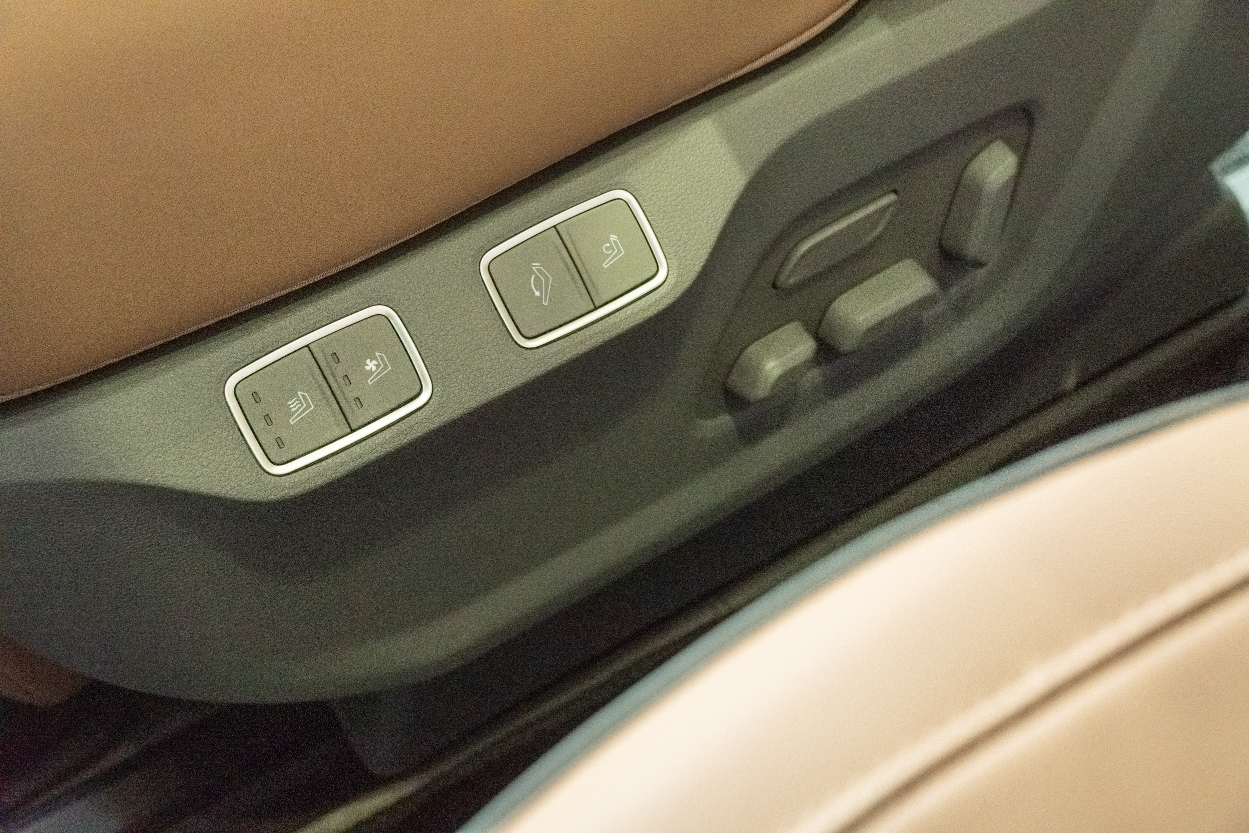 第二排獨立電動座椅更具備加熱與通風調整,可以電動調整腰靠(四向)與腿靠(兩向)。