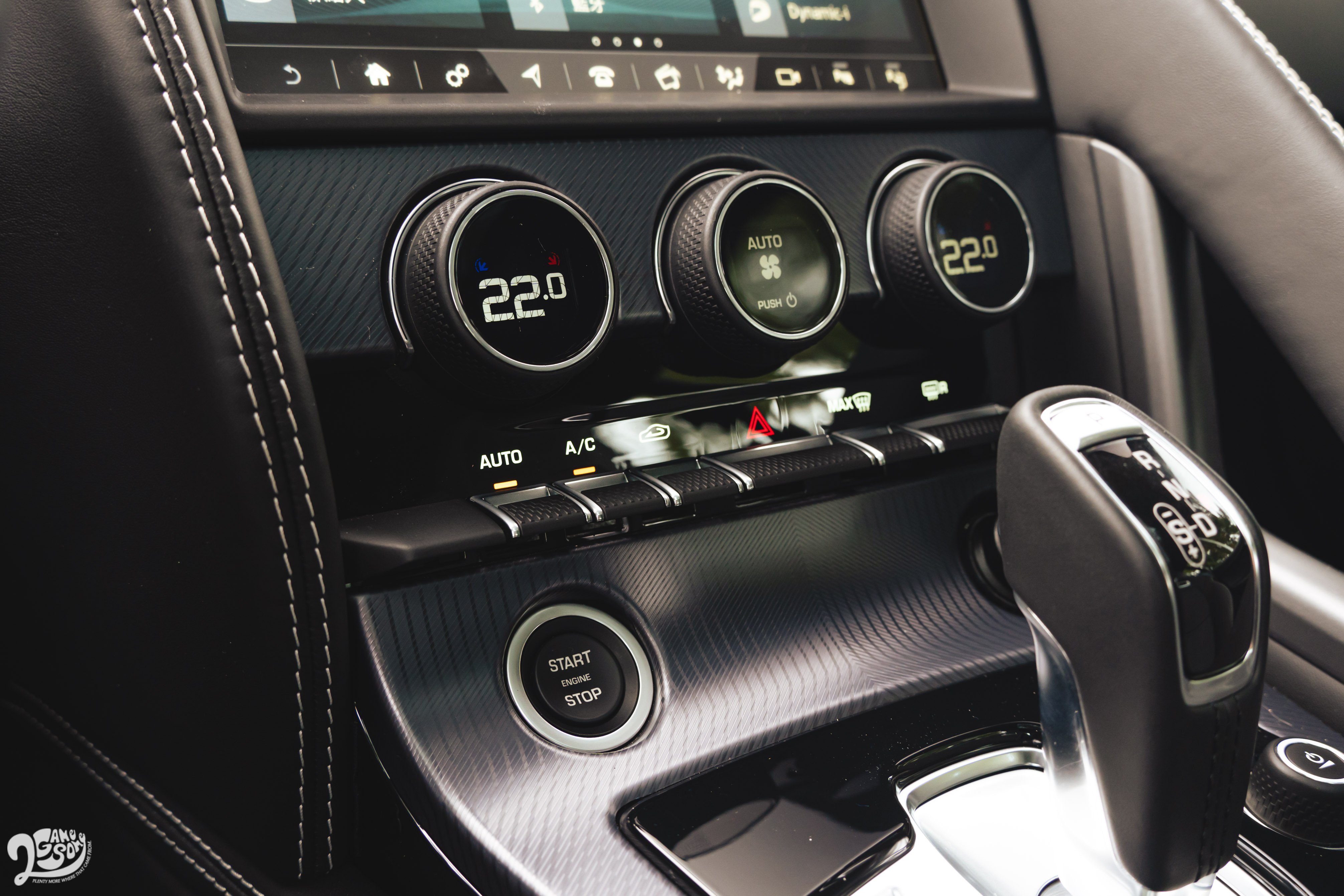 標配雙區恆溫空調。