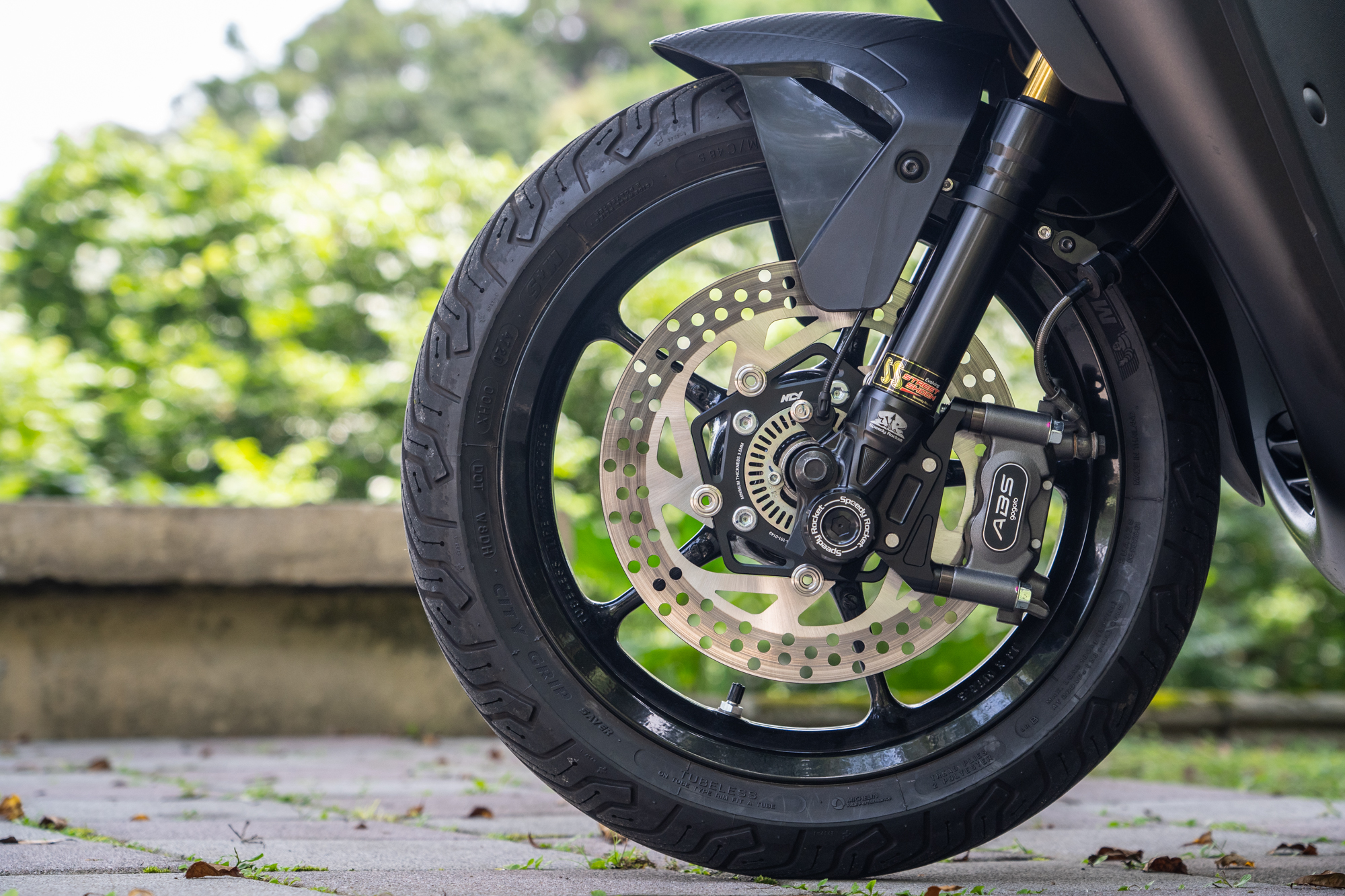 S Performance x NCY 260mm 浮動碟與輻射對向四活塞卡鉗的組合,給予了相當精準且線性好掌控的制動力道。