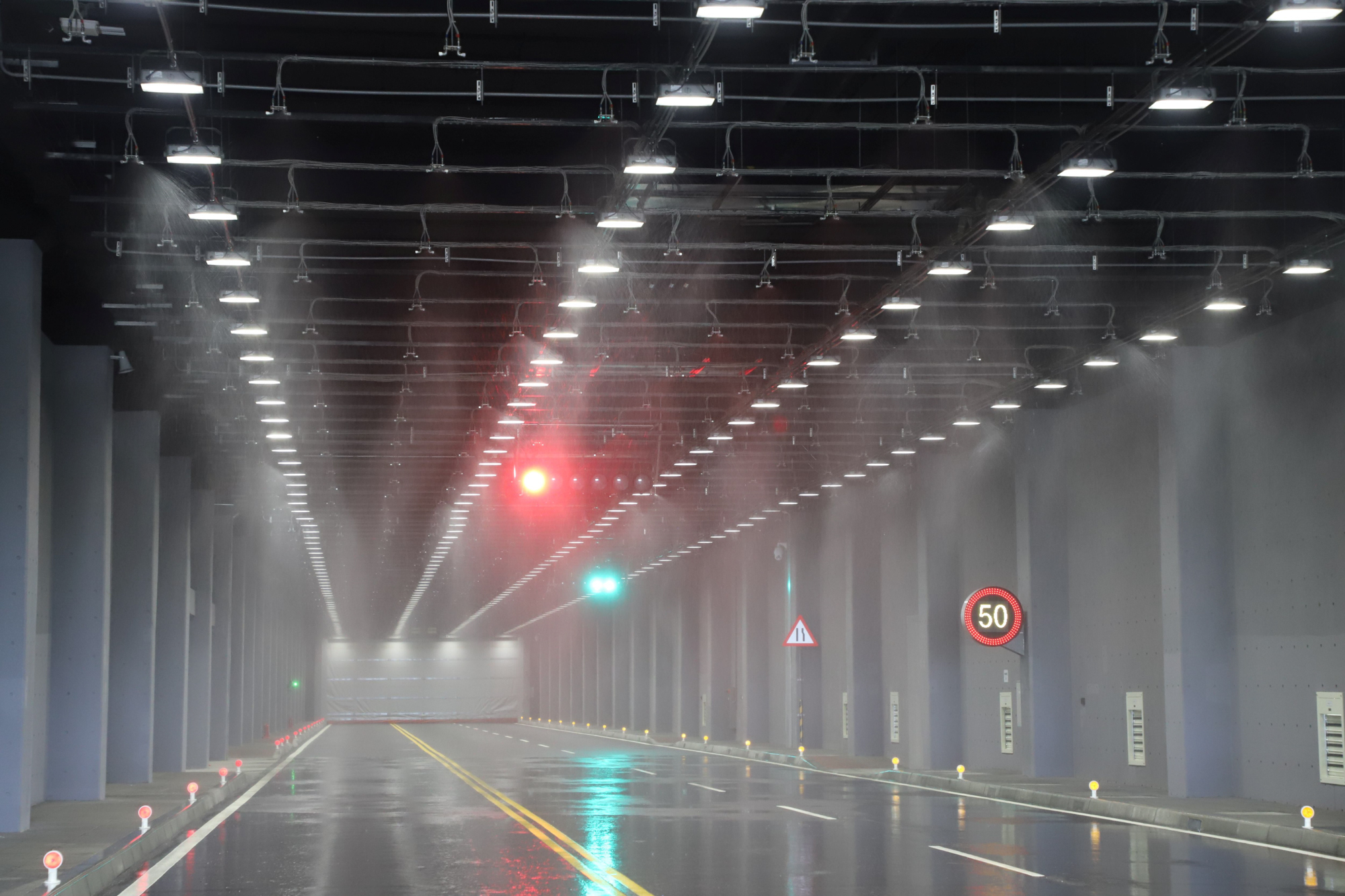 「天候環境隧道測試區」的降雨設備,每小時降雨量可達到100毫米以上, 實現中央氣象局所訂定超大豪雨等級。