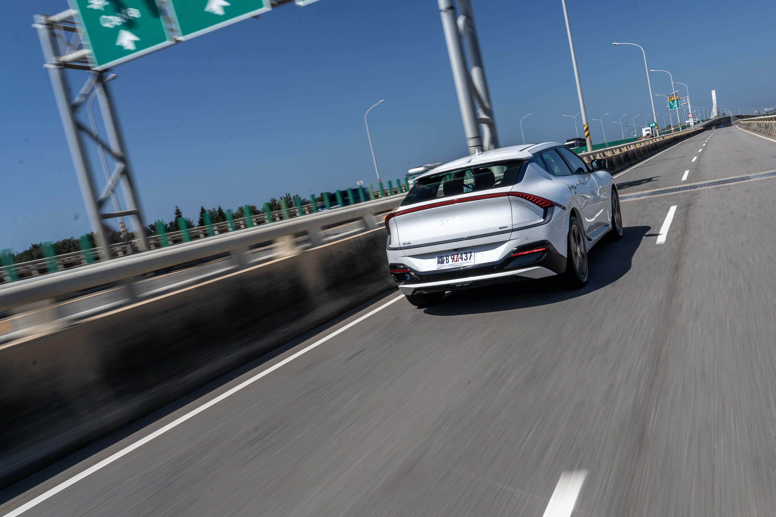 EV6 就行駛體感而言，算得上具有跑格、運動化的氛圍，電能出力也較為激進。