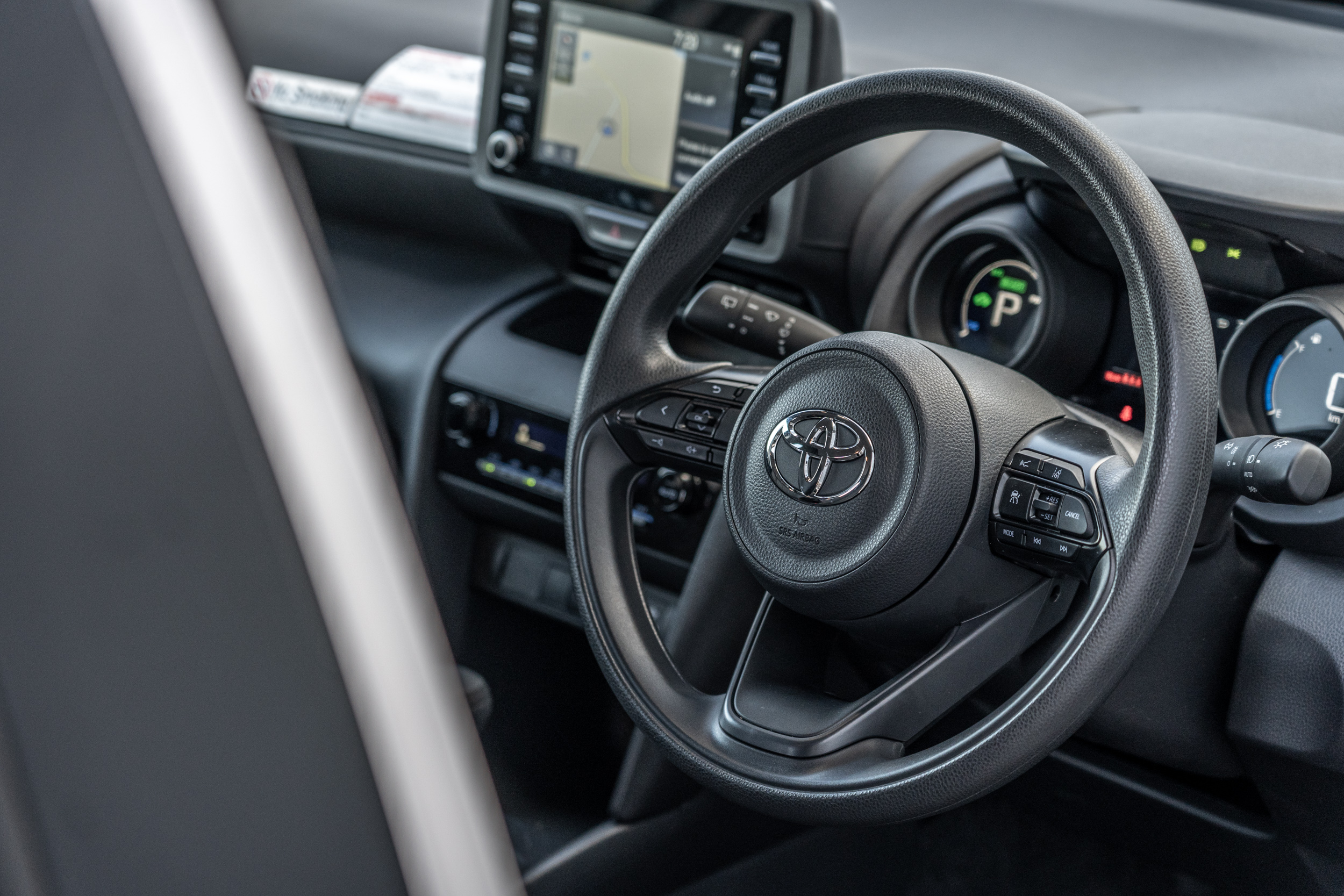 方向盤上的按鍵被塞得相當滿,一點也不顯入門;但實際握感就不免因為塑料緣故而稍有打折。