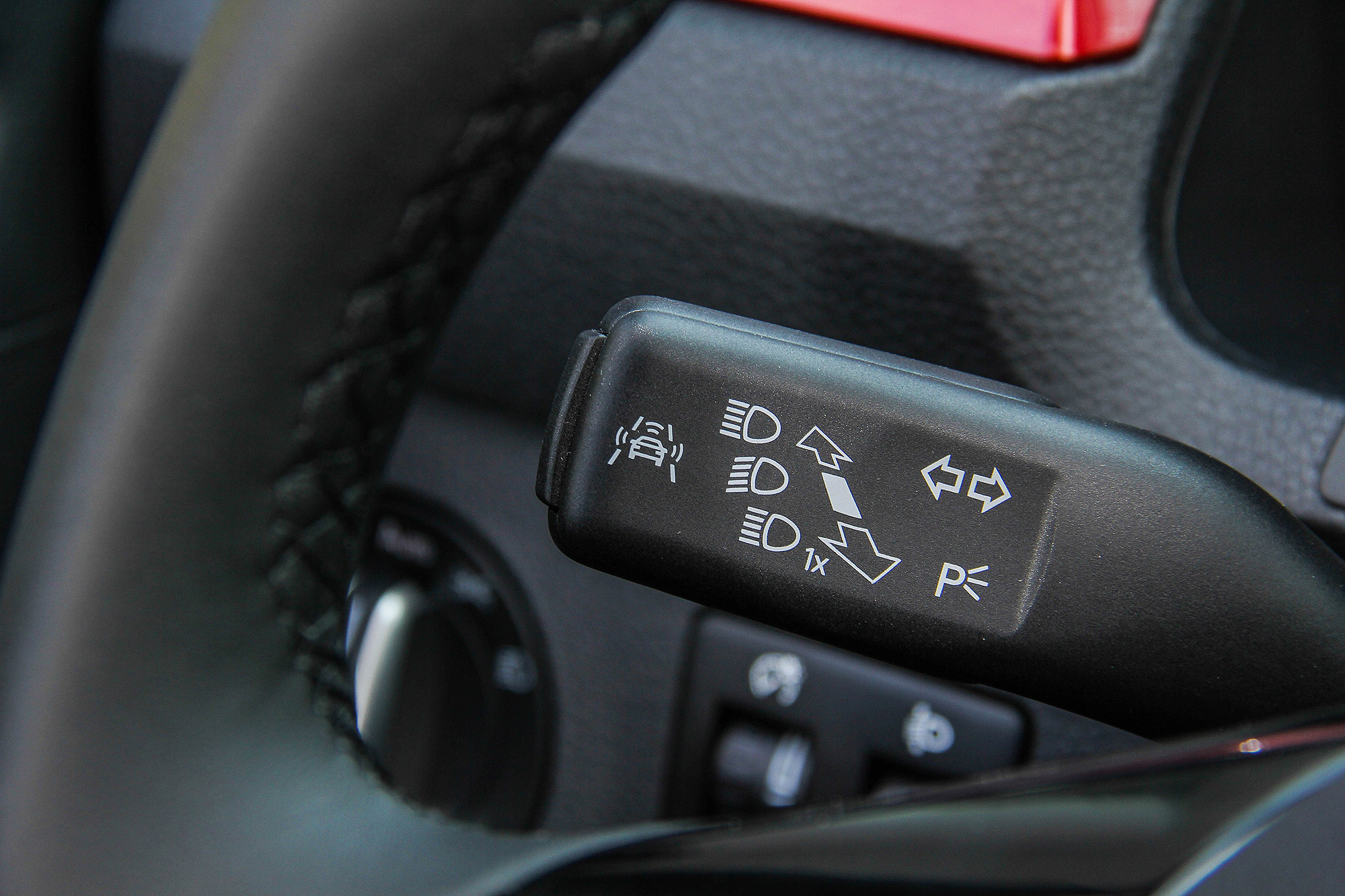 方向燈撥桿側邊的按鈕，即可叫出駕駛輔助系統選單。