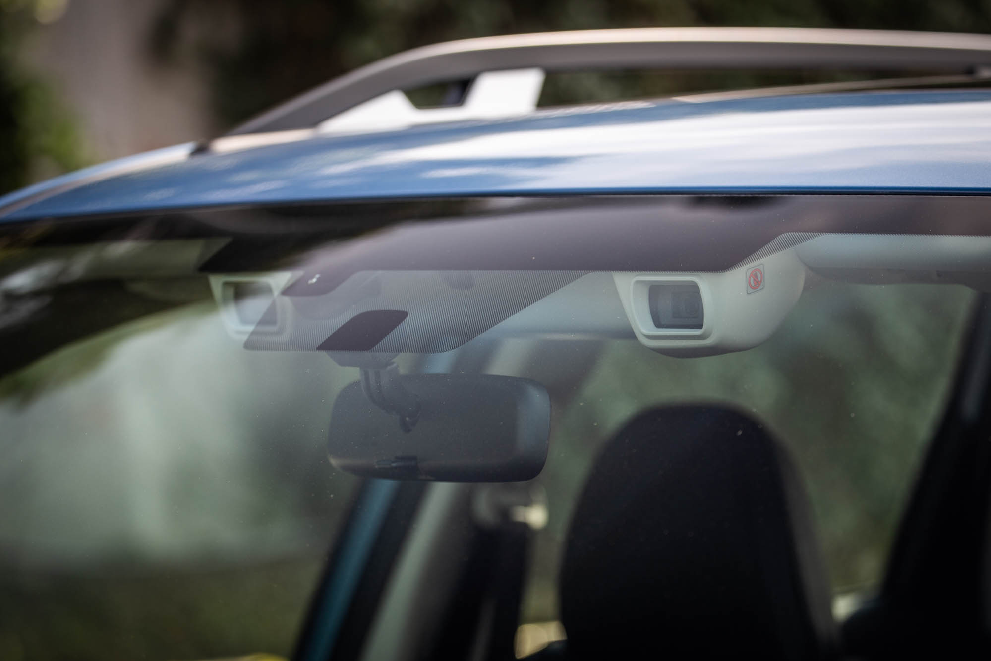 EyeSight 智能駕駛安全輔助系統是透過前擋風玻璃內側兩個立體攝影鏡頭擷取三維彩色影像，與其他車款科技特色有所不同