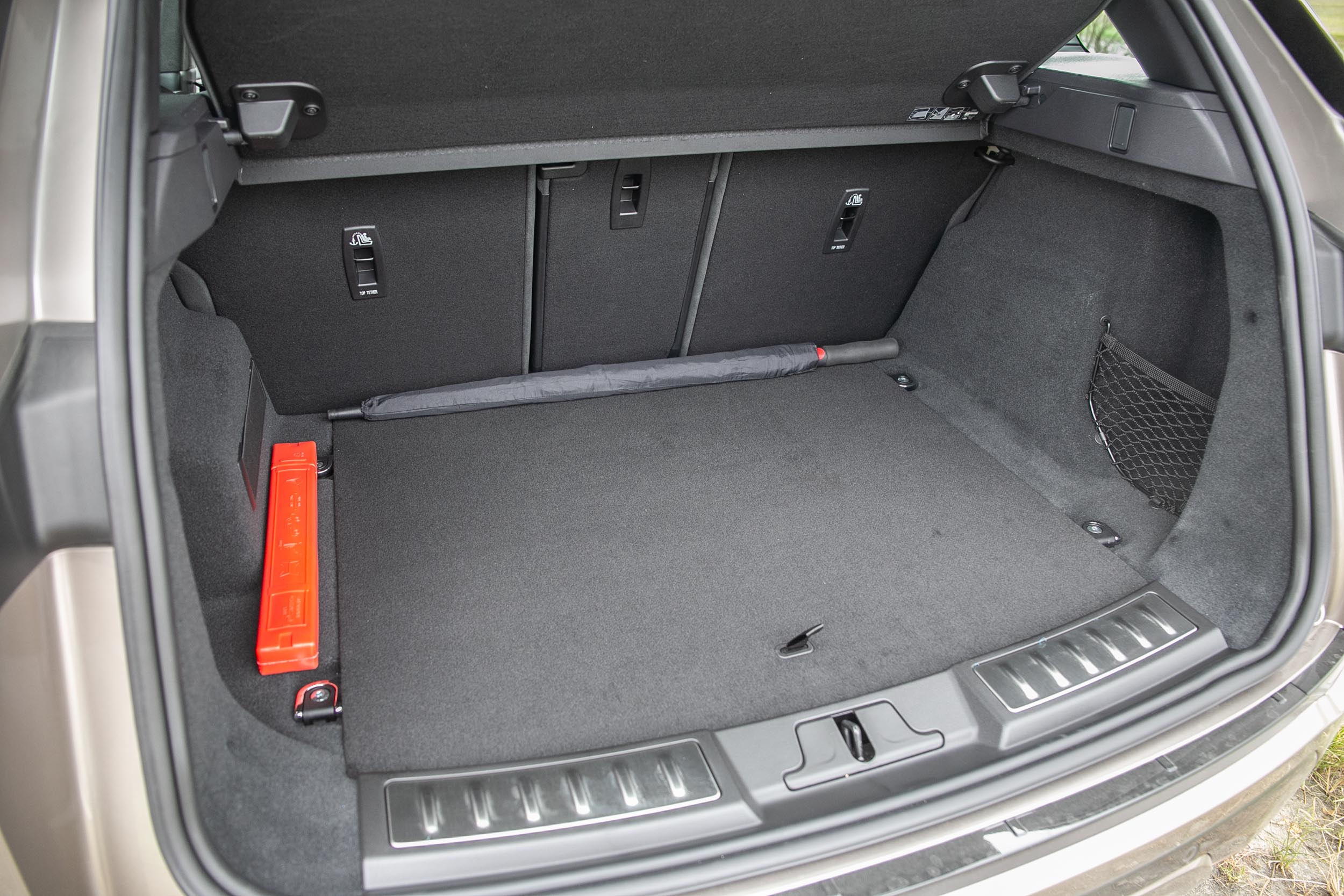 標準乘坐狀態下後廂容積為 472 公升。