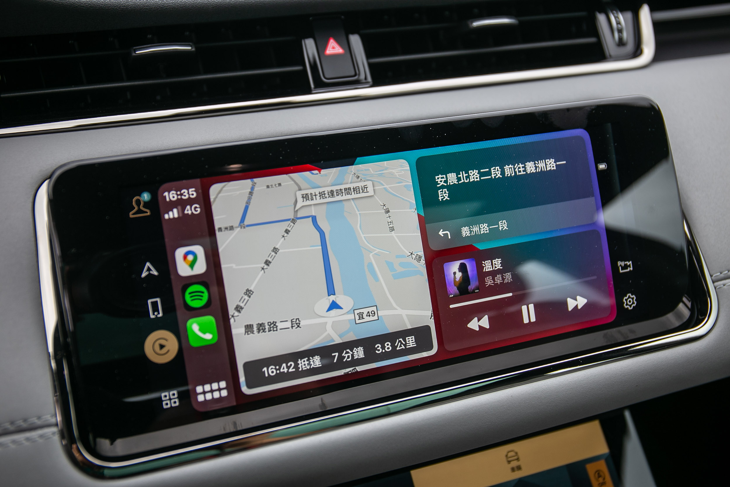 Apple CarPlay 系統連結仍為有線方式。
