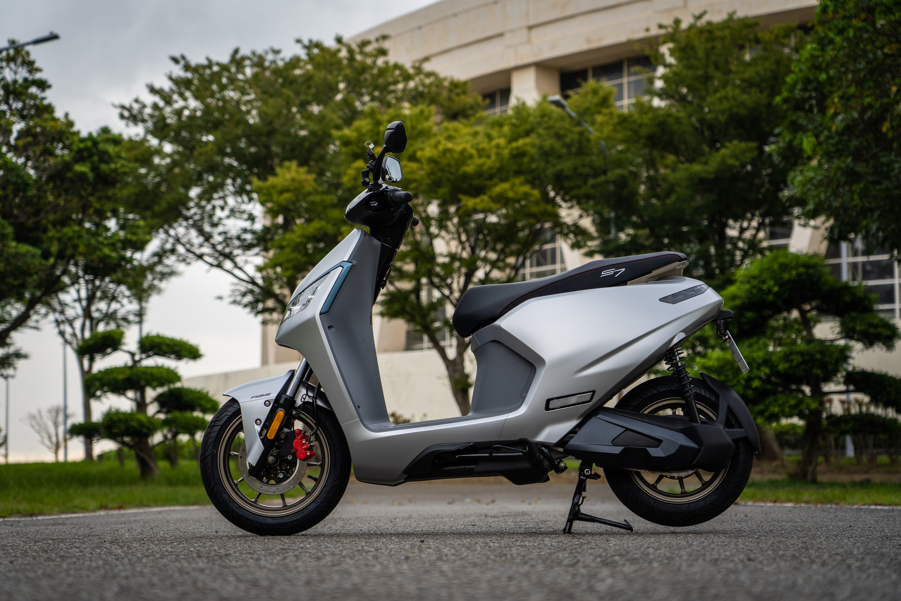 騎乘三角的學問,一跨上 S7R 就可以清楚感受到。