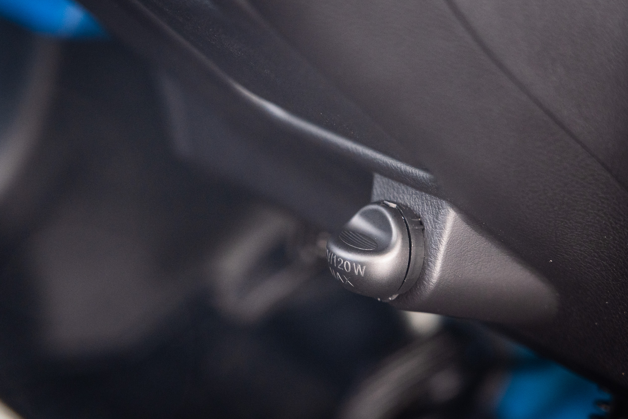 中控台下方有12V插座