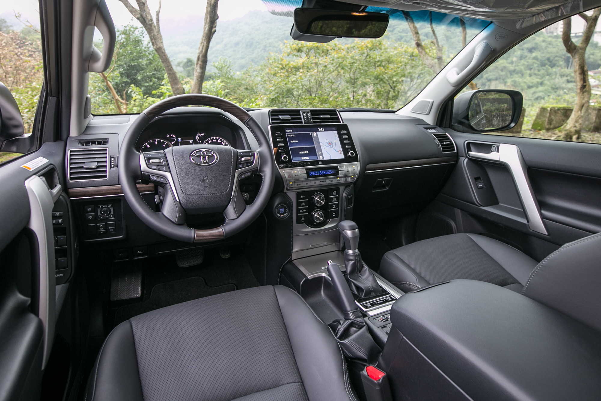 透過數位螢幕的導入，讓車內添增些許的科技氛圍。