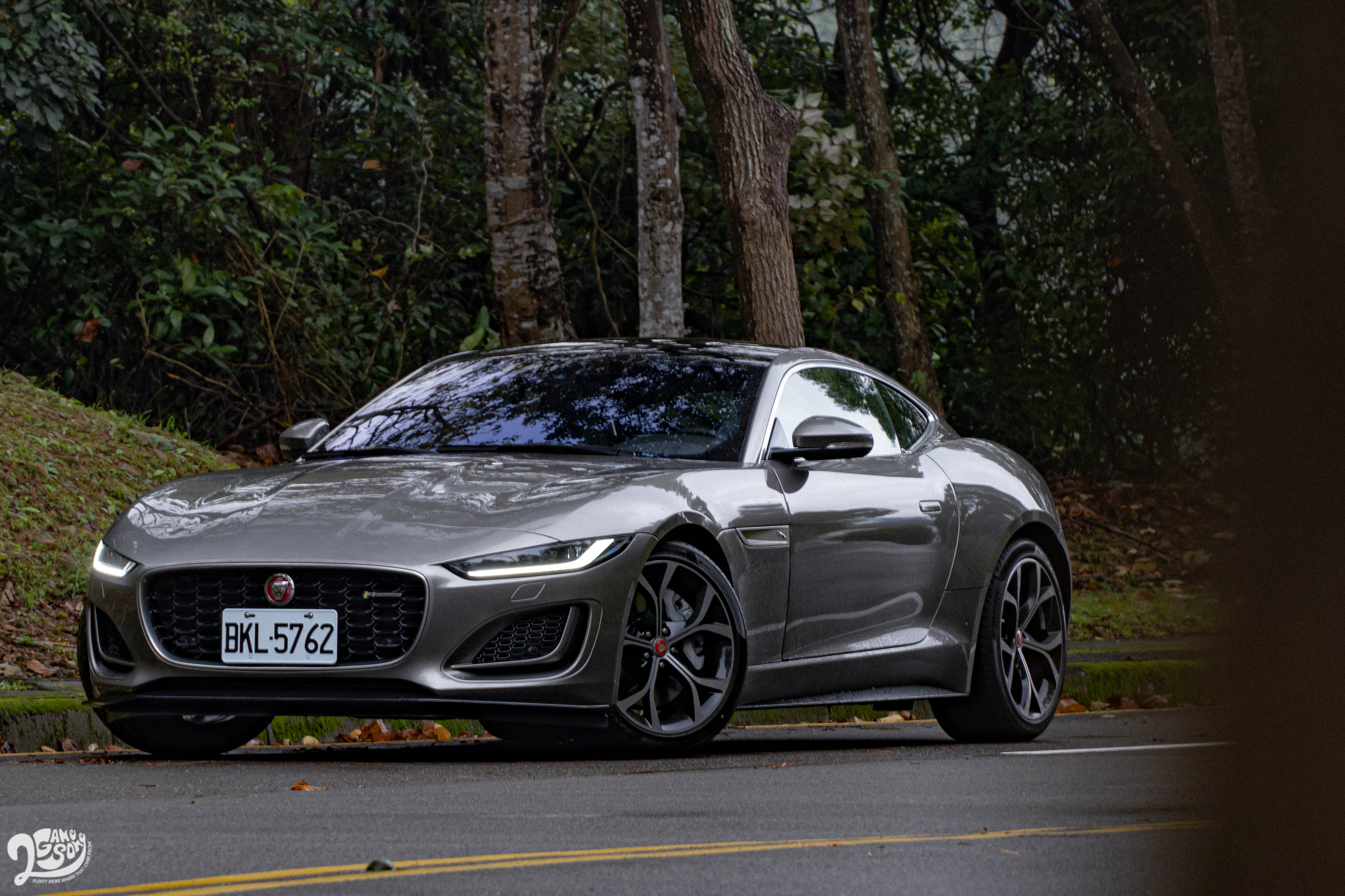 試駕車款為 Jaguar 小改款 F-Type P300 R-Dynamic,售價新台幣 366 萬元起。