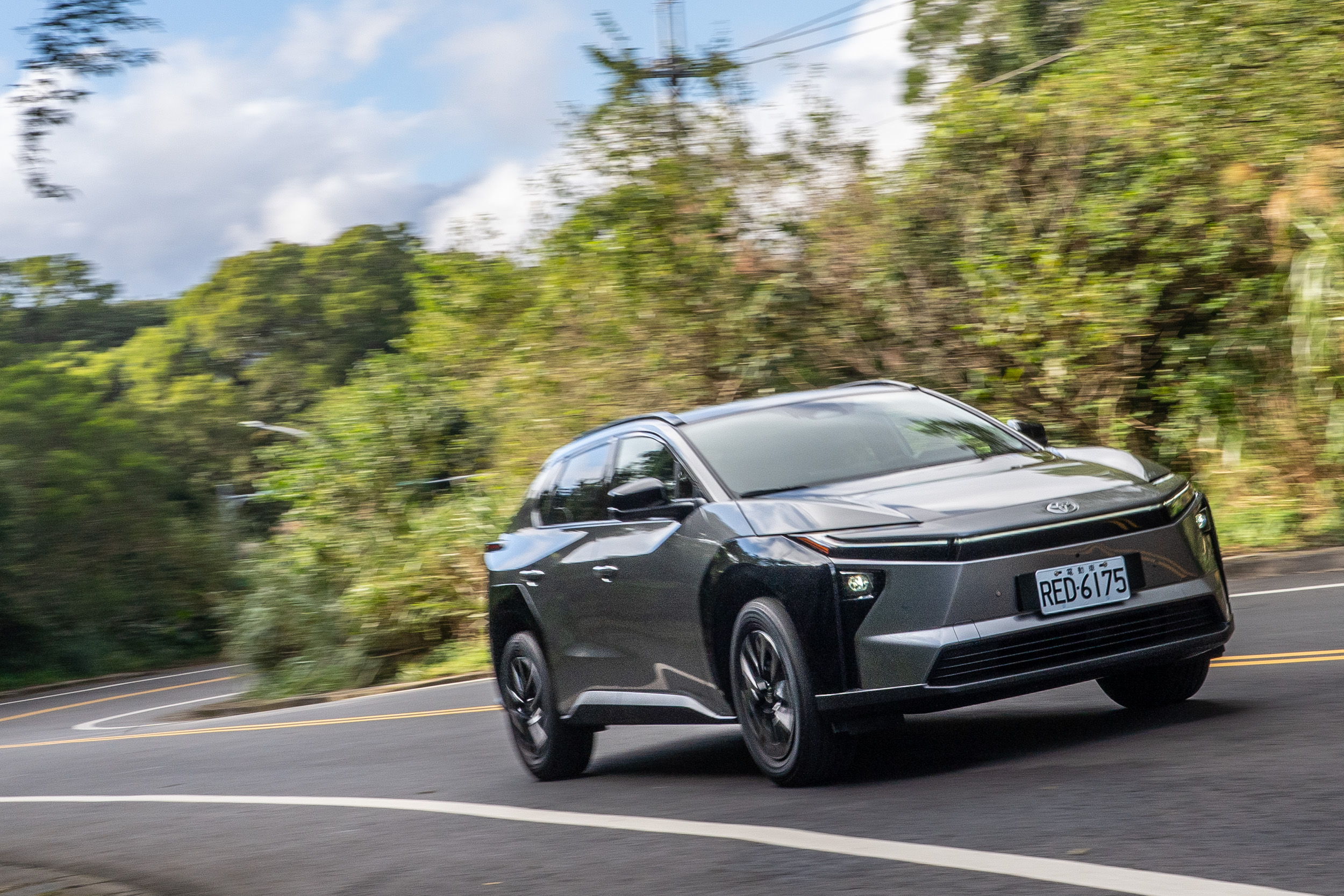 輸出表現提升到227ps/27.4kgm，展現線性中帶著相當飽滿的加速力道，更重要的是易於控制的特性。