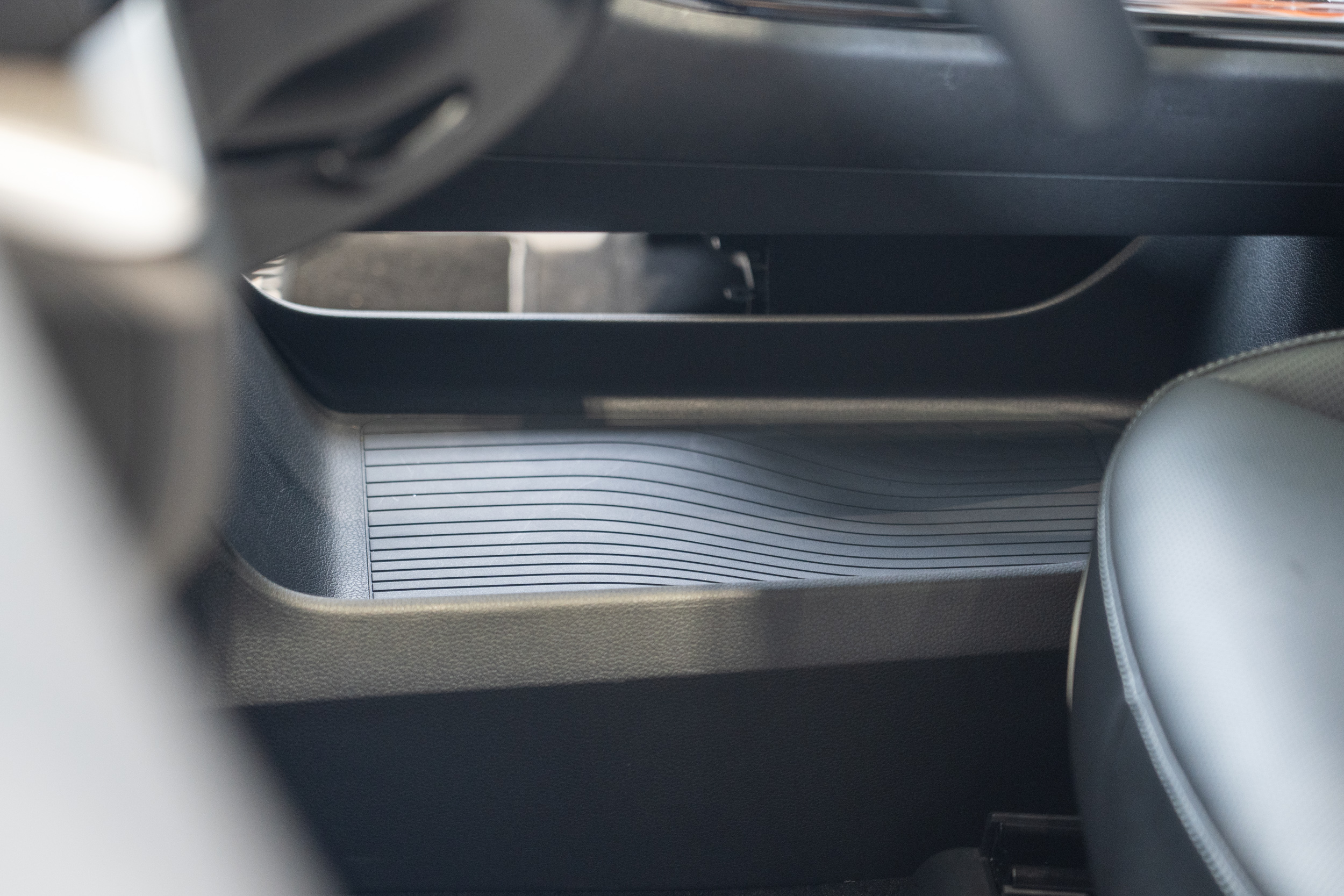 天橋式中央鞍座設計,下方提供極佳的置物機能。